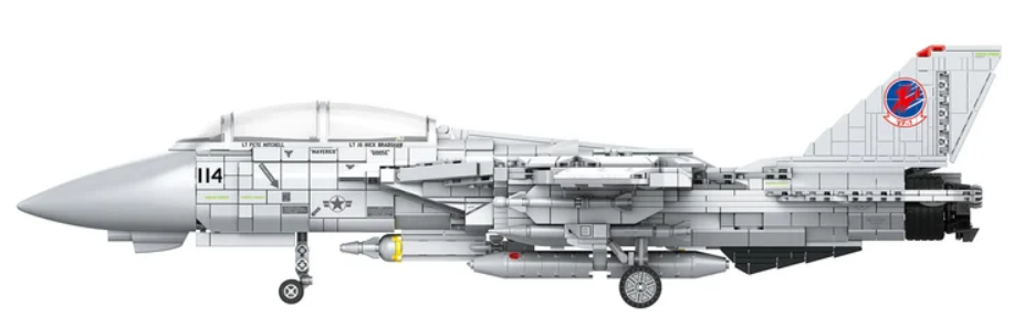 Ein weißes Lego-Kampfflugzeug mit detaillierten Aufklebern und Raketen auf weißem Hintergrund.