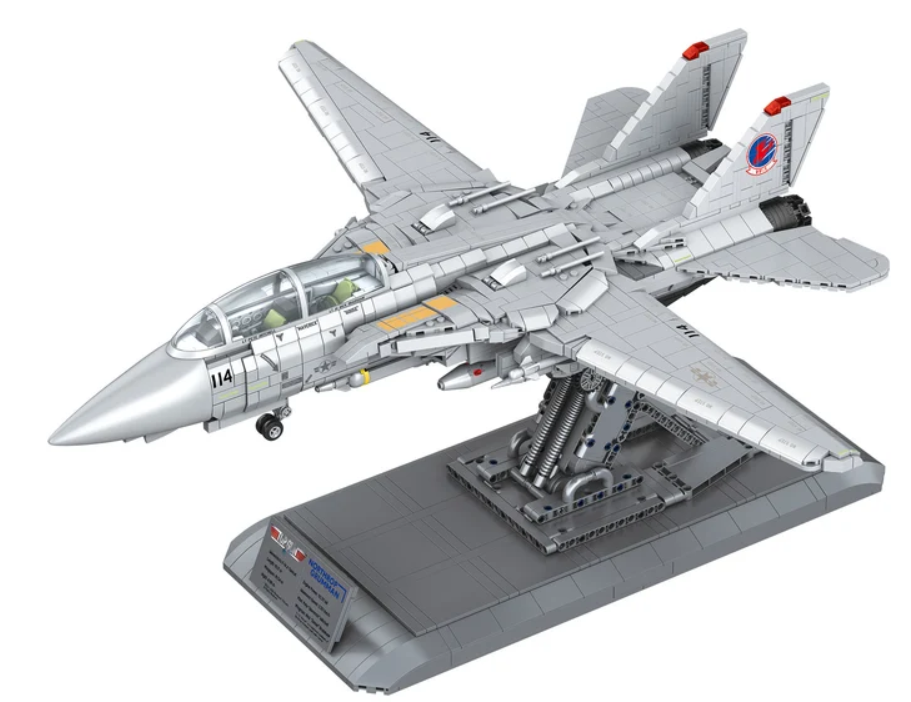 Ein detailliertes graues LEGO Kampfjet-Modell auf einem Ständer mit einem Infoblatt.