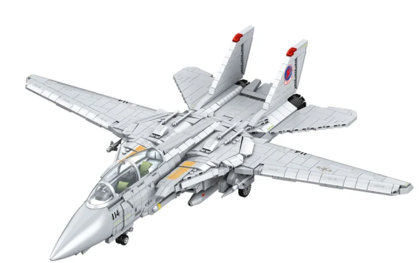 Ein detailliertes graues Modell eines Kampfjets aus Bausteinen auf weißem Hintergrund.