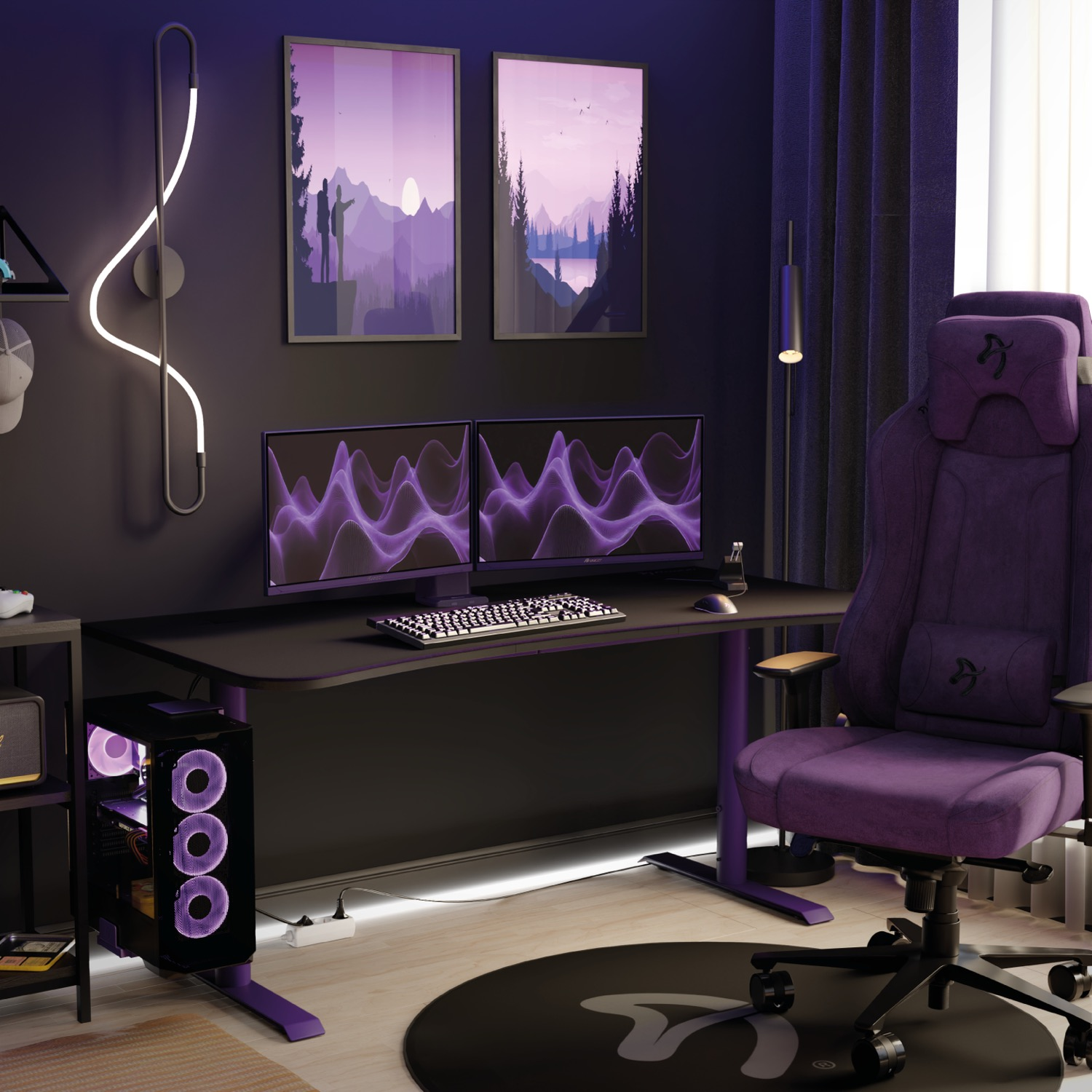 Ein modernes Gaming-Zimmer mit violetter Beleuchtung, zwei Monitoren, einem PC, einem Schreibtisch und einem Stuhl.
