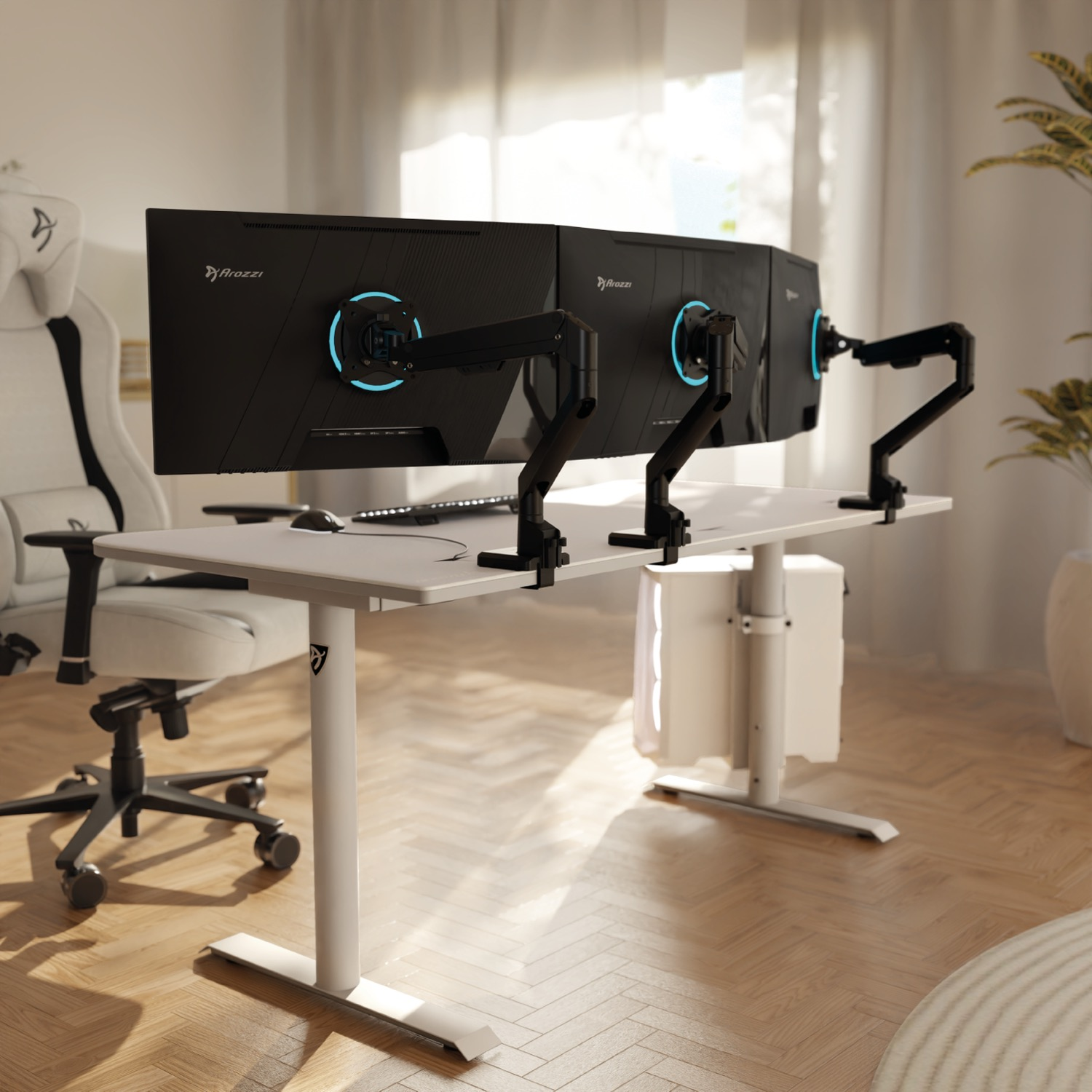 Ein weißer Schreibtisch mit drei Monitoren an Armen und einem Gaming-Stuhl in einem hellen Raum.