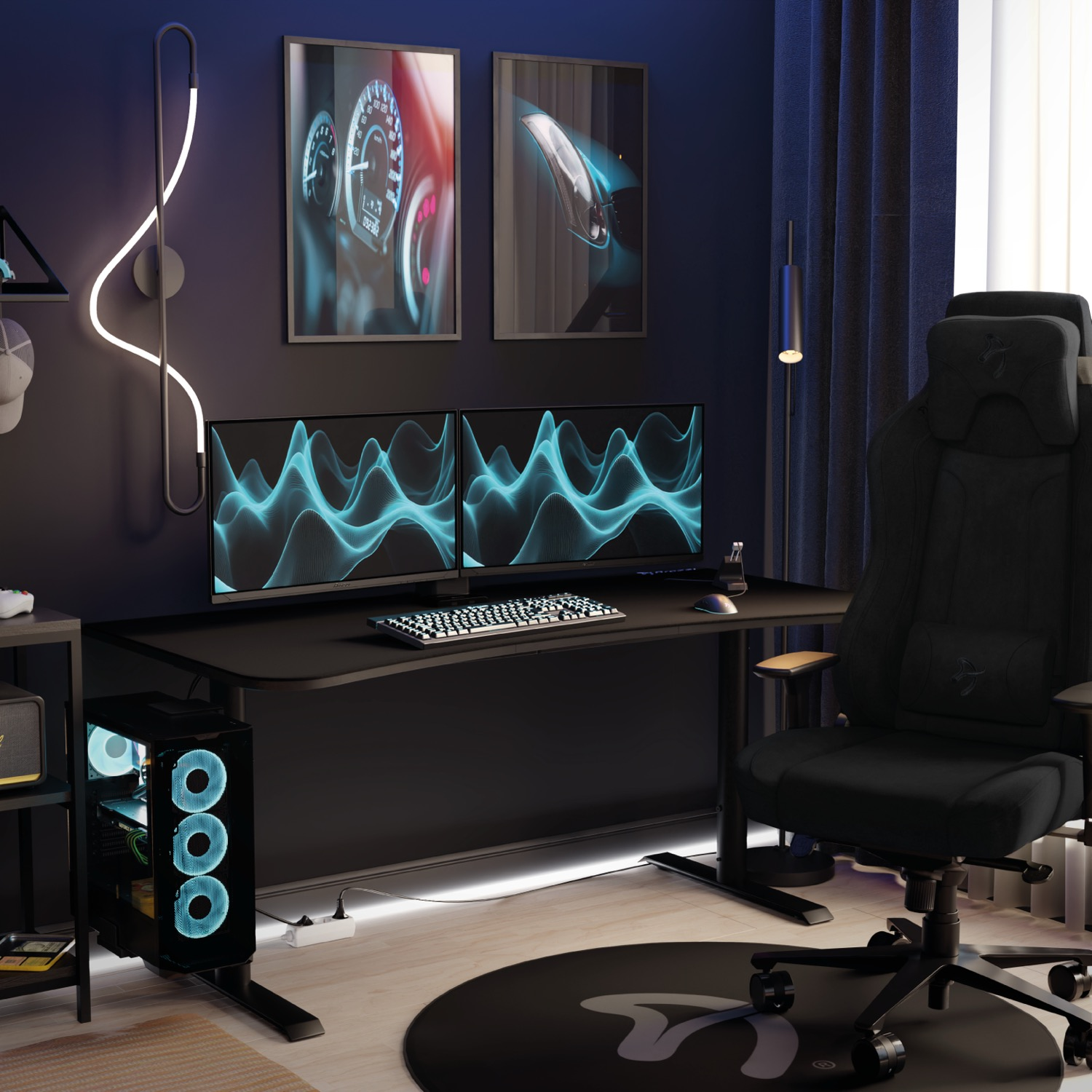 Moderne Gaming-Setup mit zwei Monitoren, PC mit blauer Beleuchtung, schwarzem Schreibtisch und ergonomischem Stuhl.