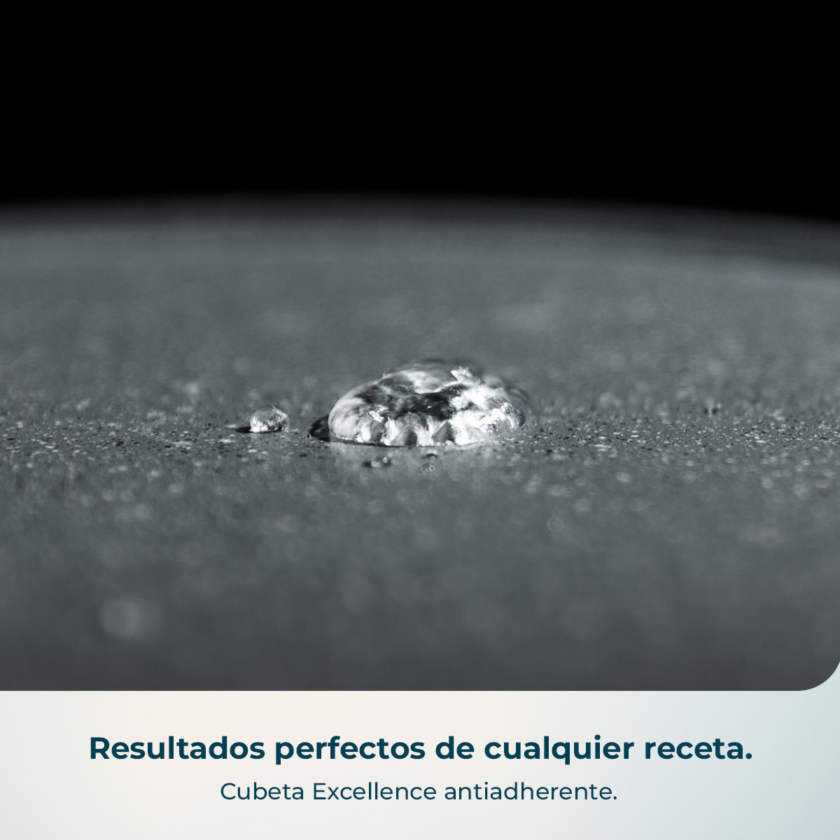 Gota de agua sobre una superficie antiadherente con fondo oscuro, y texto promocional en español.