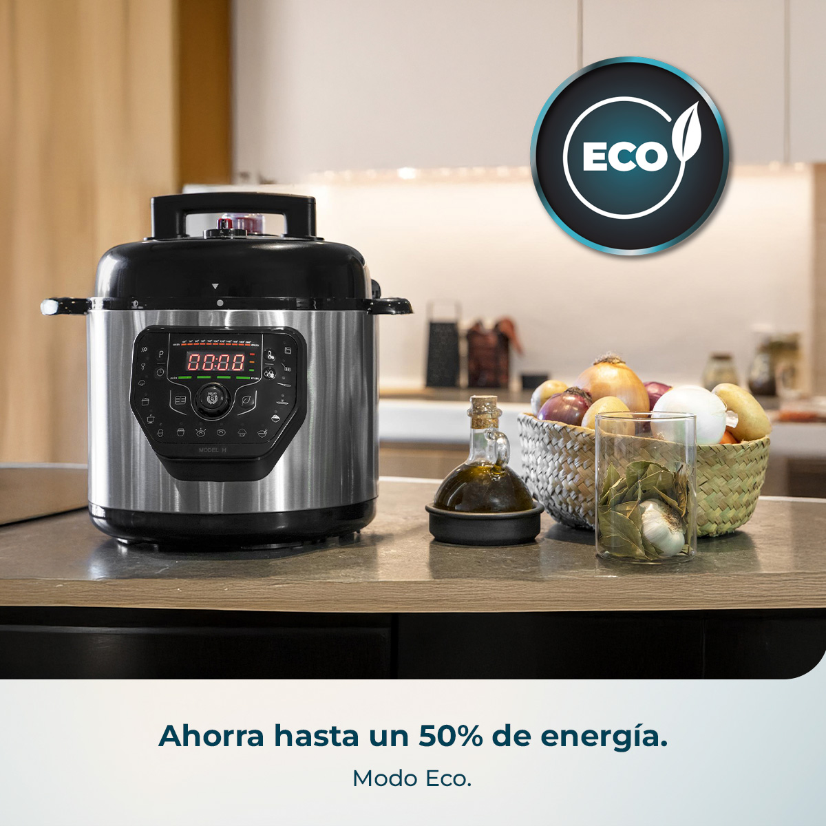 Una olla a presión eléctrica, una botella de aceite y una cesta de verduras en una encimera.