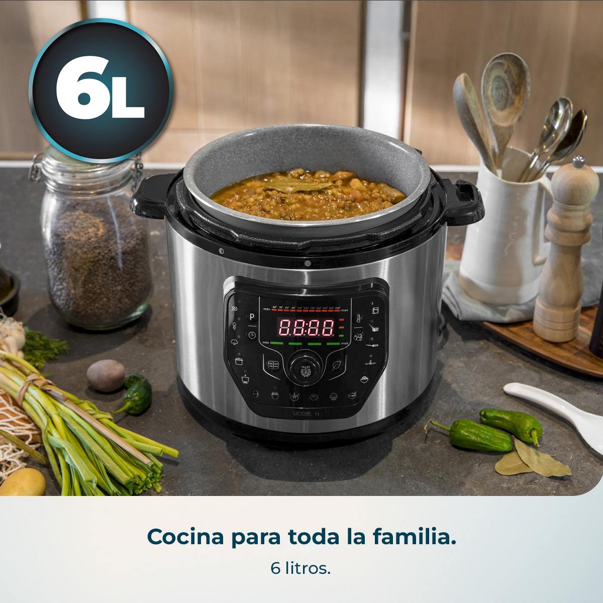 Una olla a presión eléctrica con estofado de judías sobre una encimera con ingredientes.