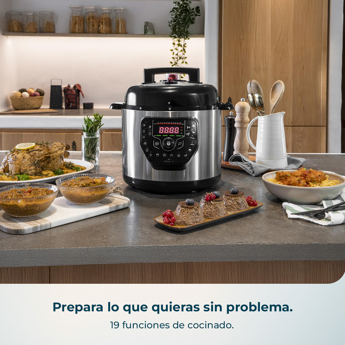 Un multicocinador plateado sobre una encimera de cocina, rodeado de cuencos con comida y utensilios.