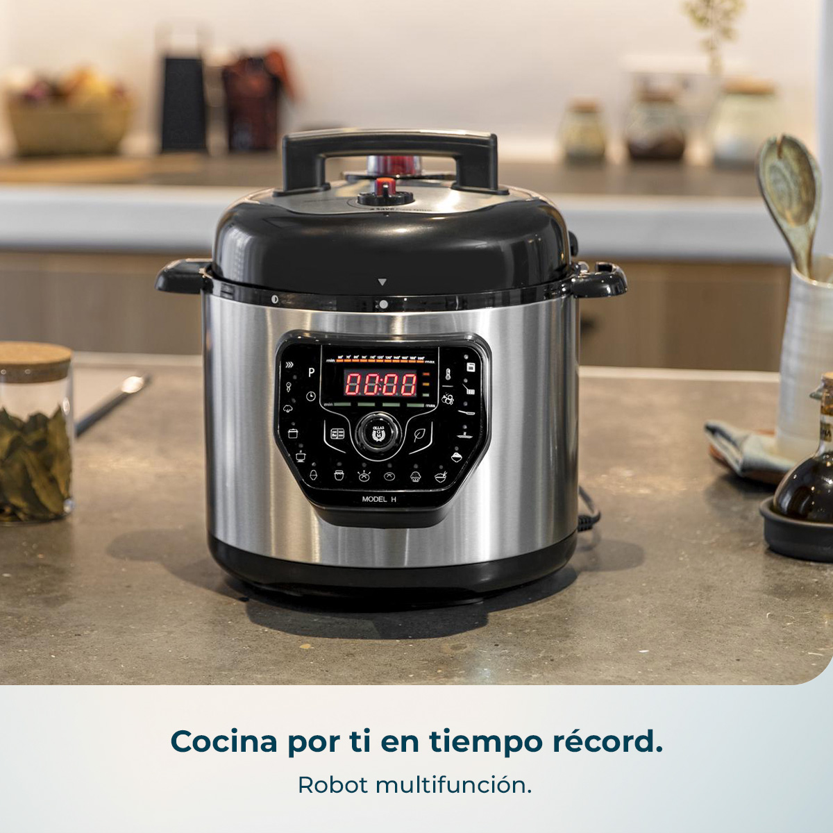 Una olla a presión multifuncional de acero inoxidable con pantalla digital se encuentra en una encimera.