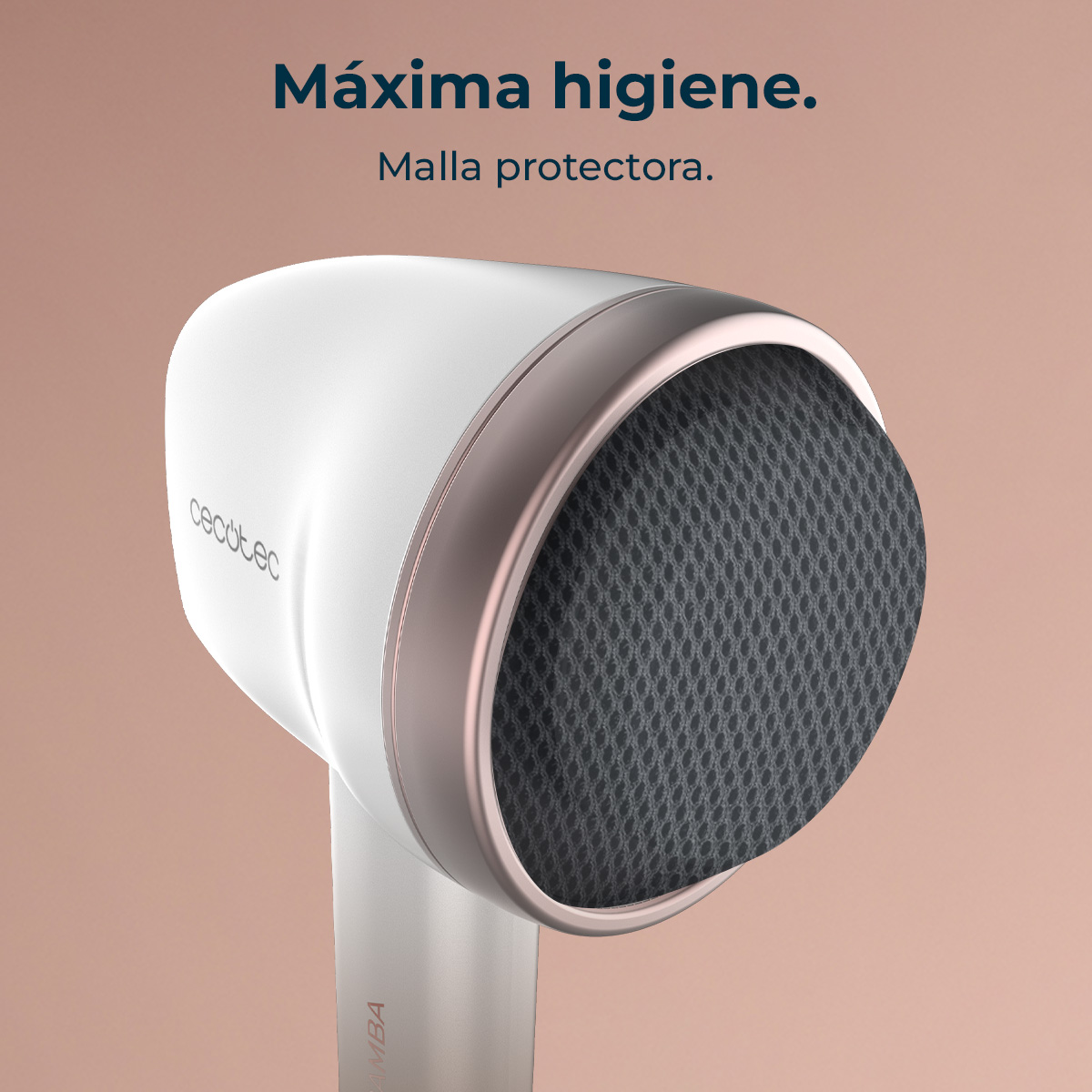 Primer plano de un secador de pelo blanco y oro rosa con malla protectora.