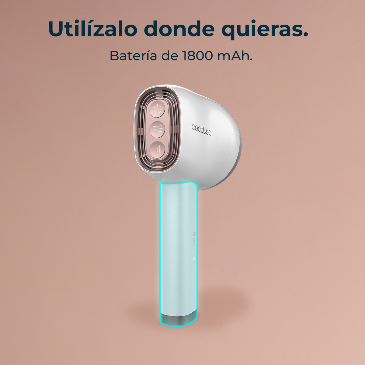 Secador de pelo portátil blanco y azul con botones en oro rosa sobre fondo beige.