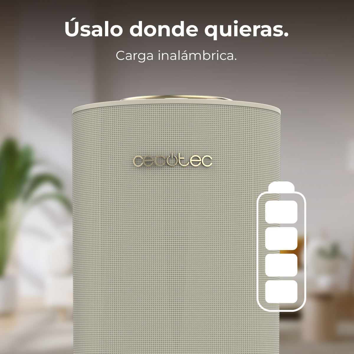 Un altavoz inalambrico Cecotec beige con icono de bateria sobre fondo borroso.