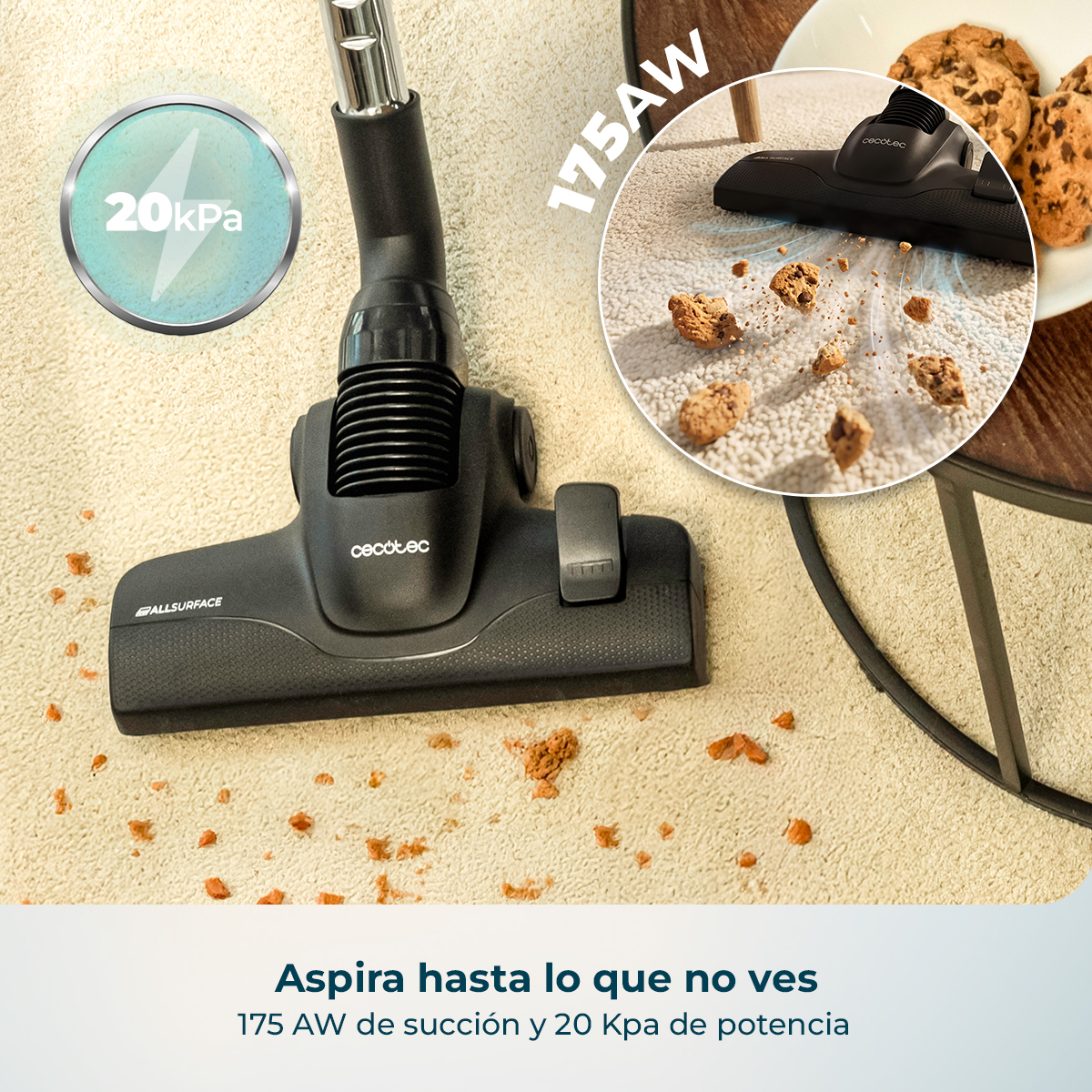 Un cabezal de aspiradora negro aspira migas de galleta de una alfombra clara. Un inset muestra la succión.