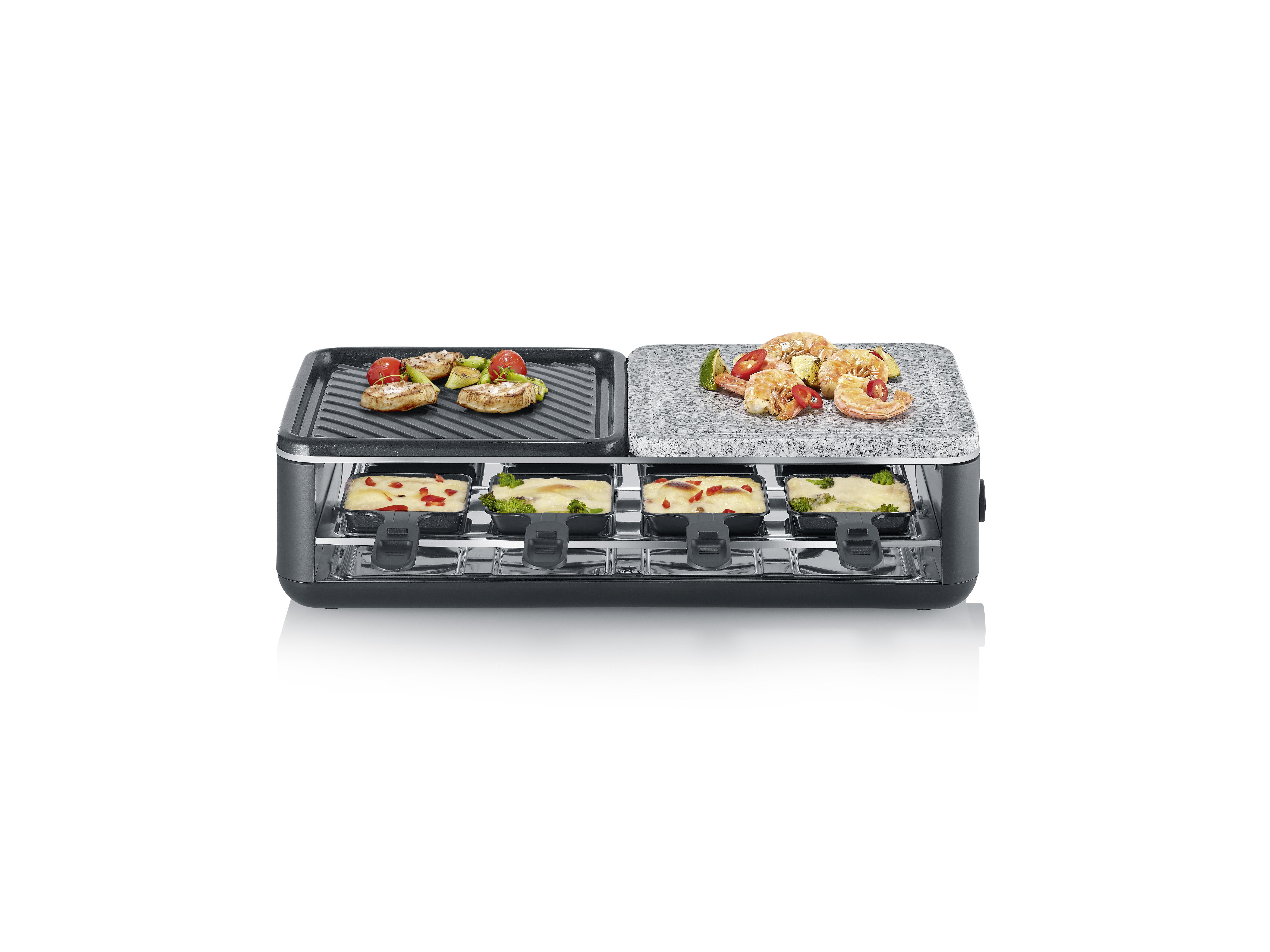 Ein schwarzer Raclette-Grill mit Grill- und Steinplatte oben und vier kleinen Pfännchen mit geschmolzenem Käse unten.