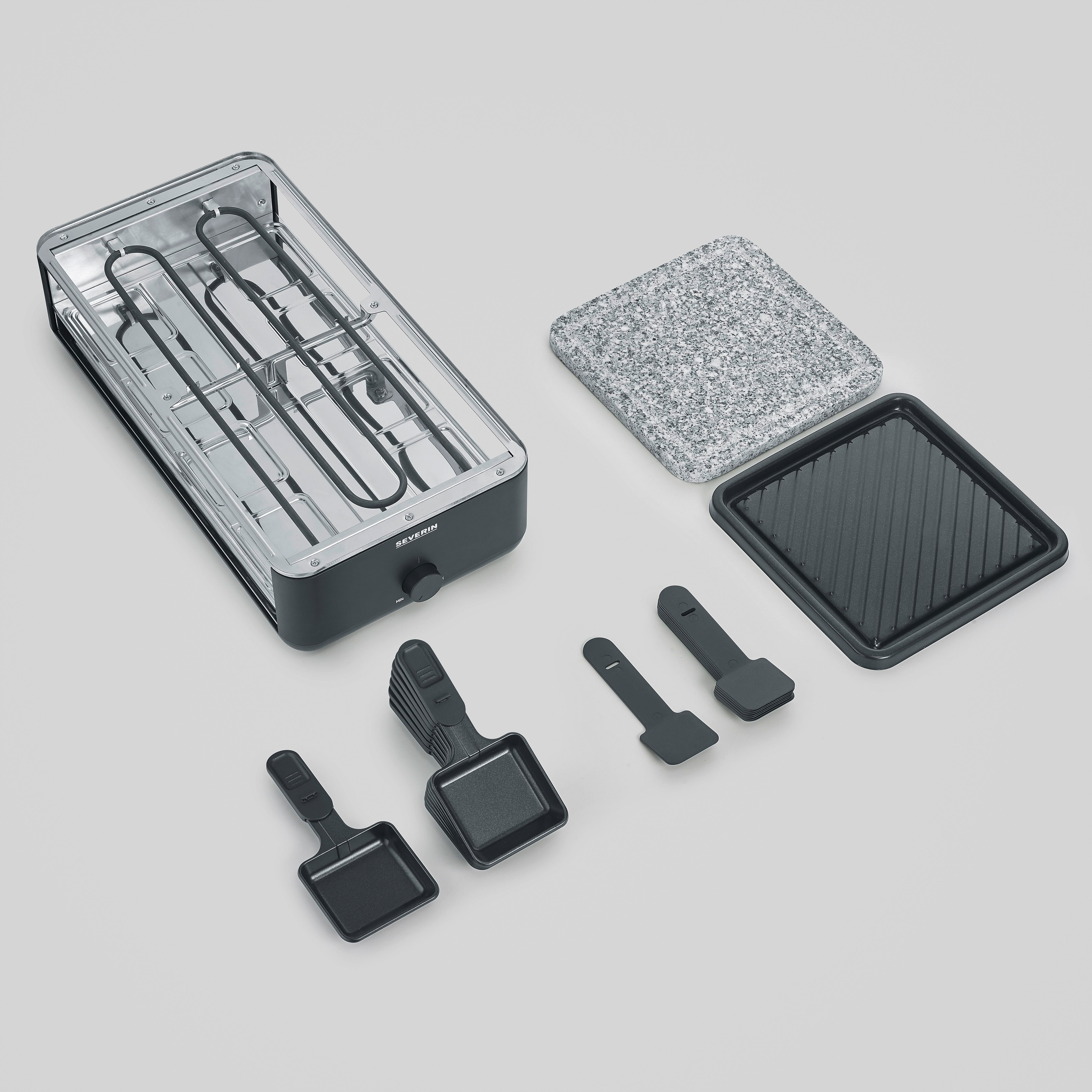 Ein elektrischer Raclette-Grill mit Steinplatte, Grillplatte, Pfännchen und Spateln auf grauem Hintergrund.