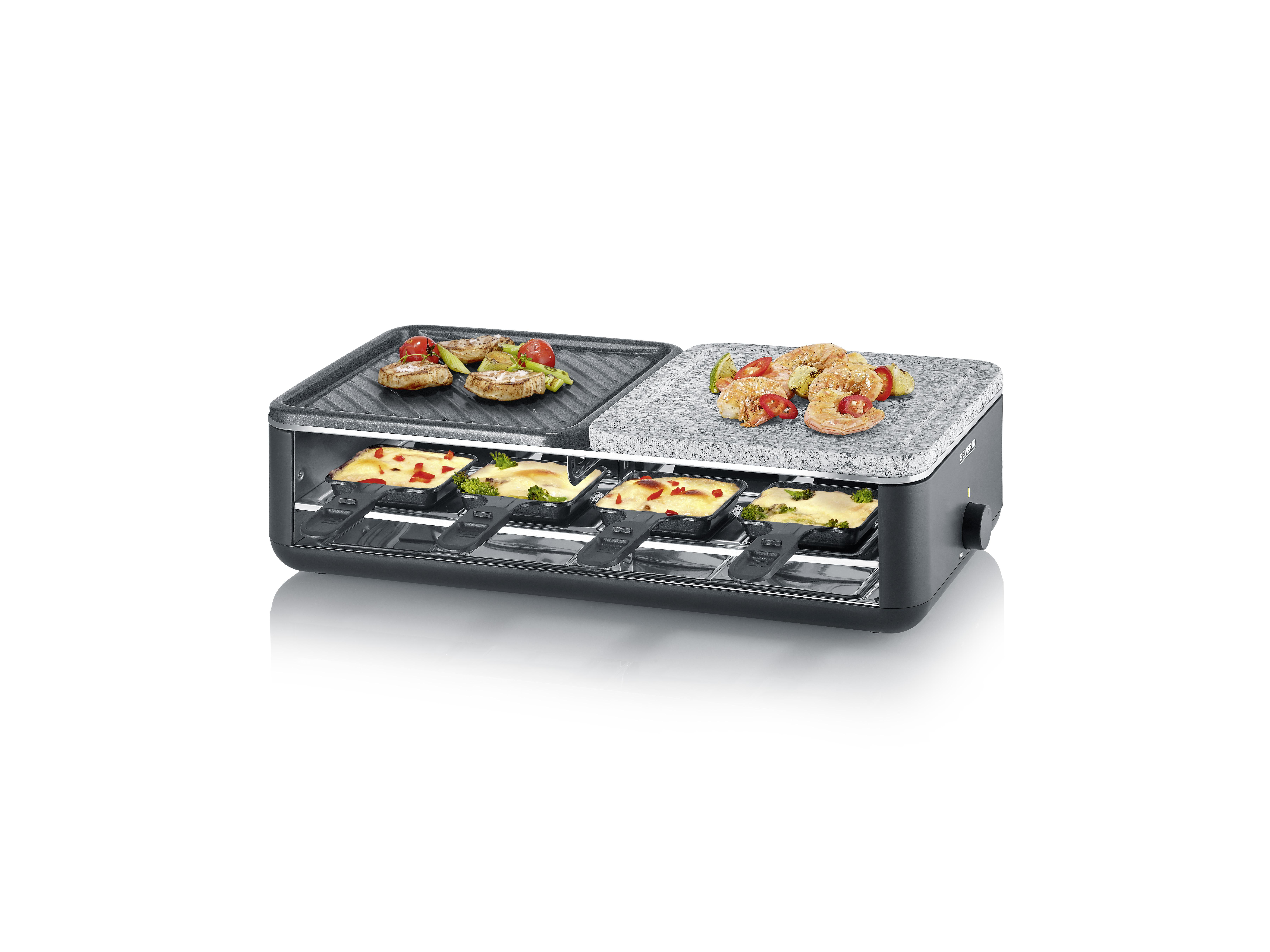 Ein schwarzer Raclette-Grill mit Steingrillplatte, Grillfläche oben und vier kleinen Pfännchen mit geschmolzenem Käse.