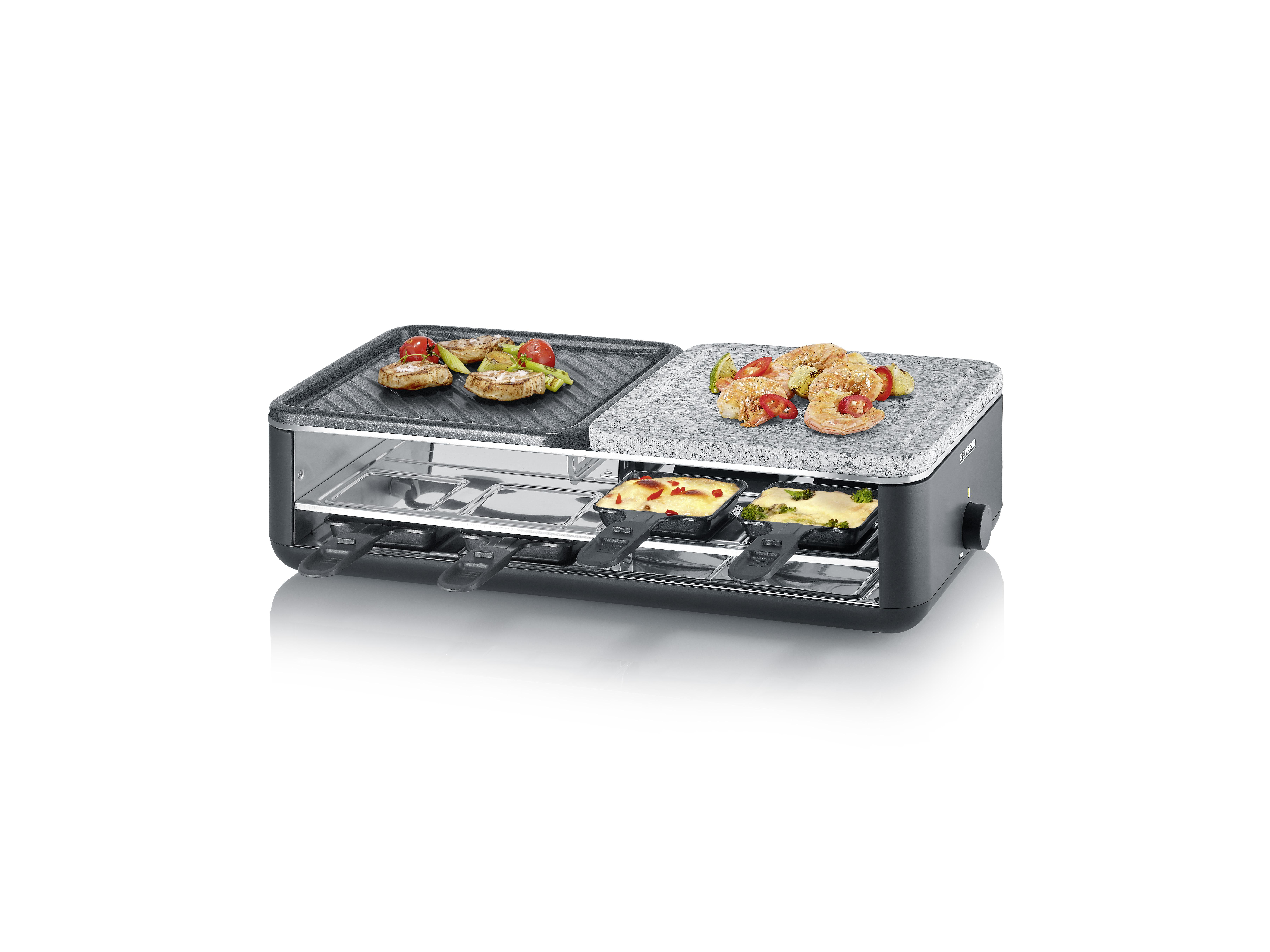 Ein schwarzer Elektro-Raclettegrill mit gerippter Metallplatte und Steinplatte oben sowie schmelzendem Käse in Pfännchen.