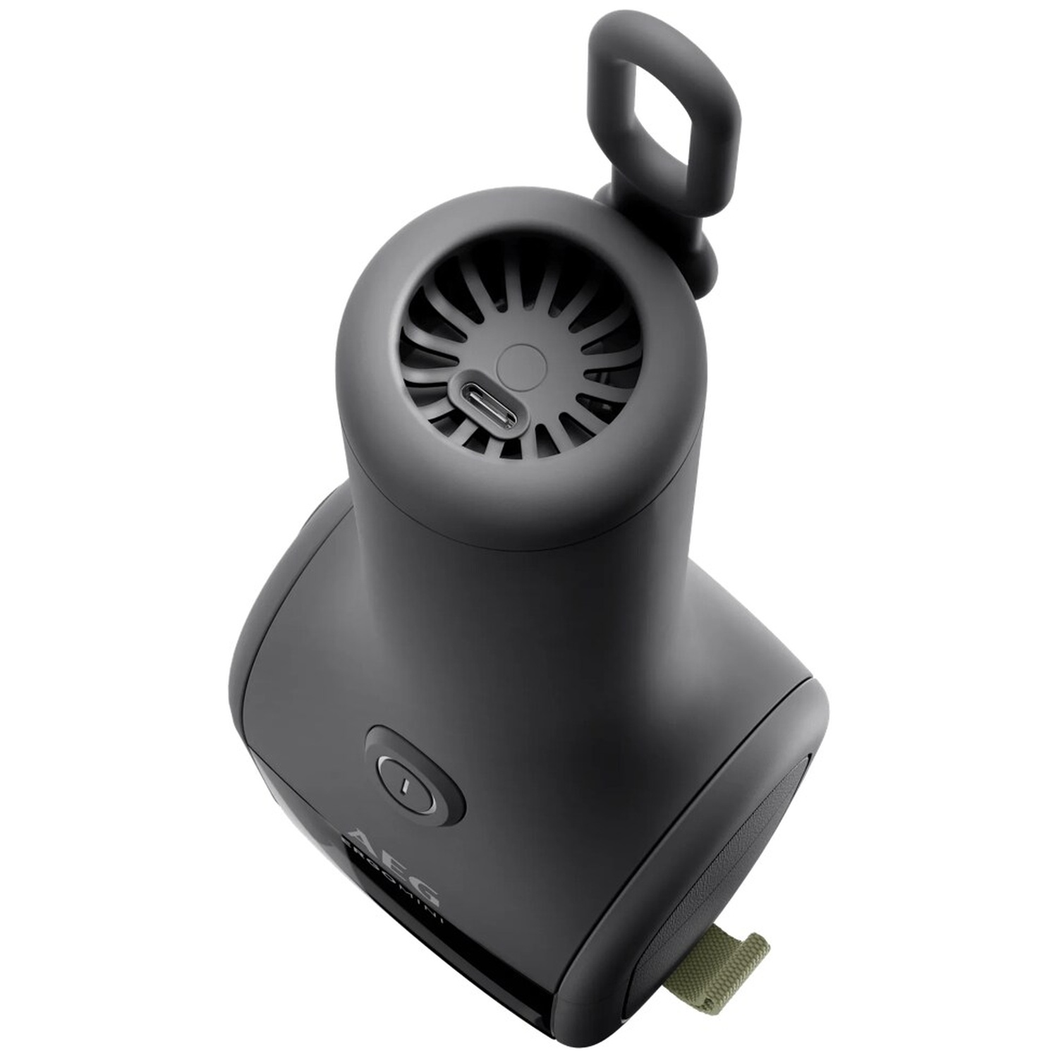 Een zwart draagbaar apparaat met cirkelvormige ventilatie, USB-poort en bovenlus op witte achtergrond.