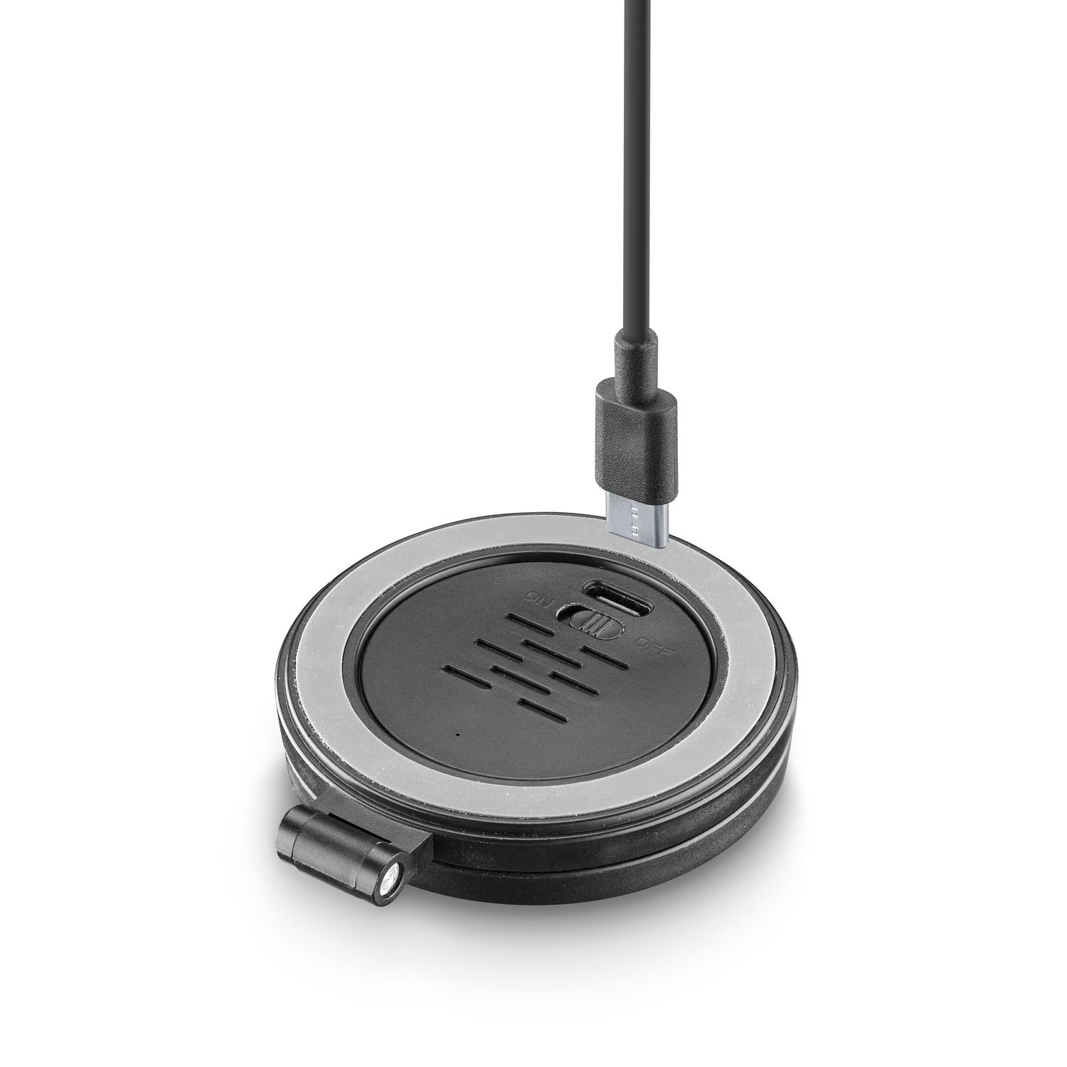 Un cargador inalámbrico circular negro con borde plateado y un cable USB-C conectado sobre fondo blanco.