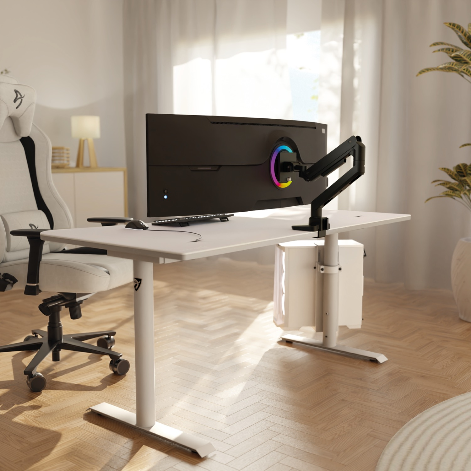 Moderner Schreibtisch mit gebogenem Monitor, RGB-Hintergrundbeleuchtung, weißem PC und weißem Stuhl in einem sonnigen Raum.
