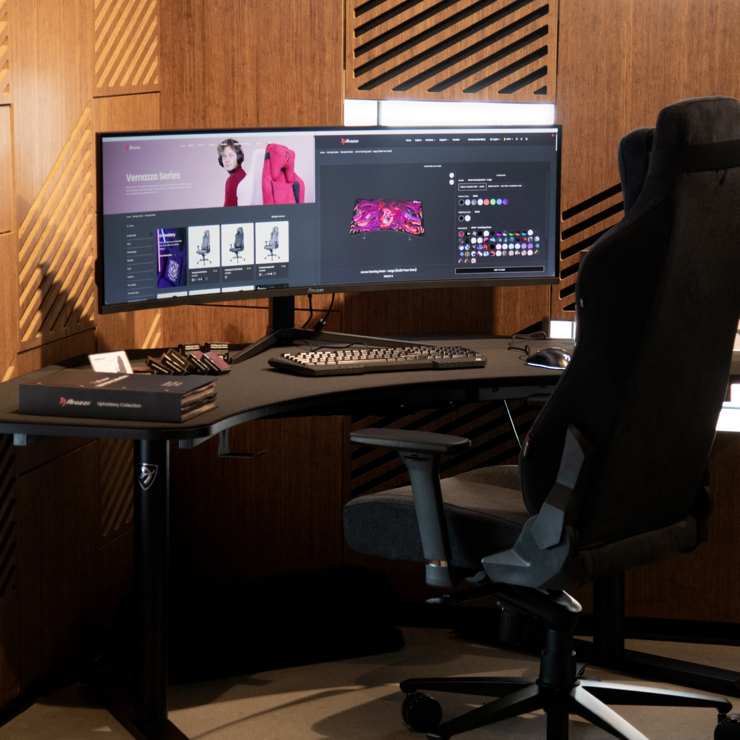 Ein Gaming-Schreibtisch mit einem breiten Monitor, einer Tastatur und einem schwarzen Stuhl vor einer holzverkleideten Wand.