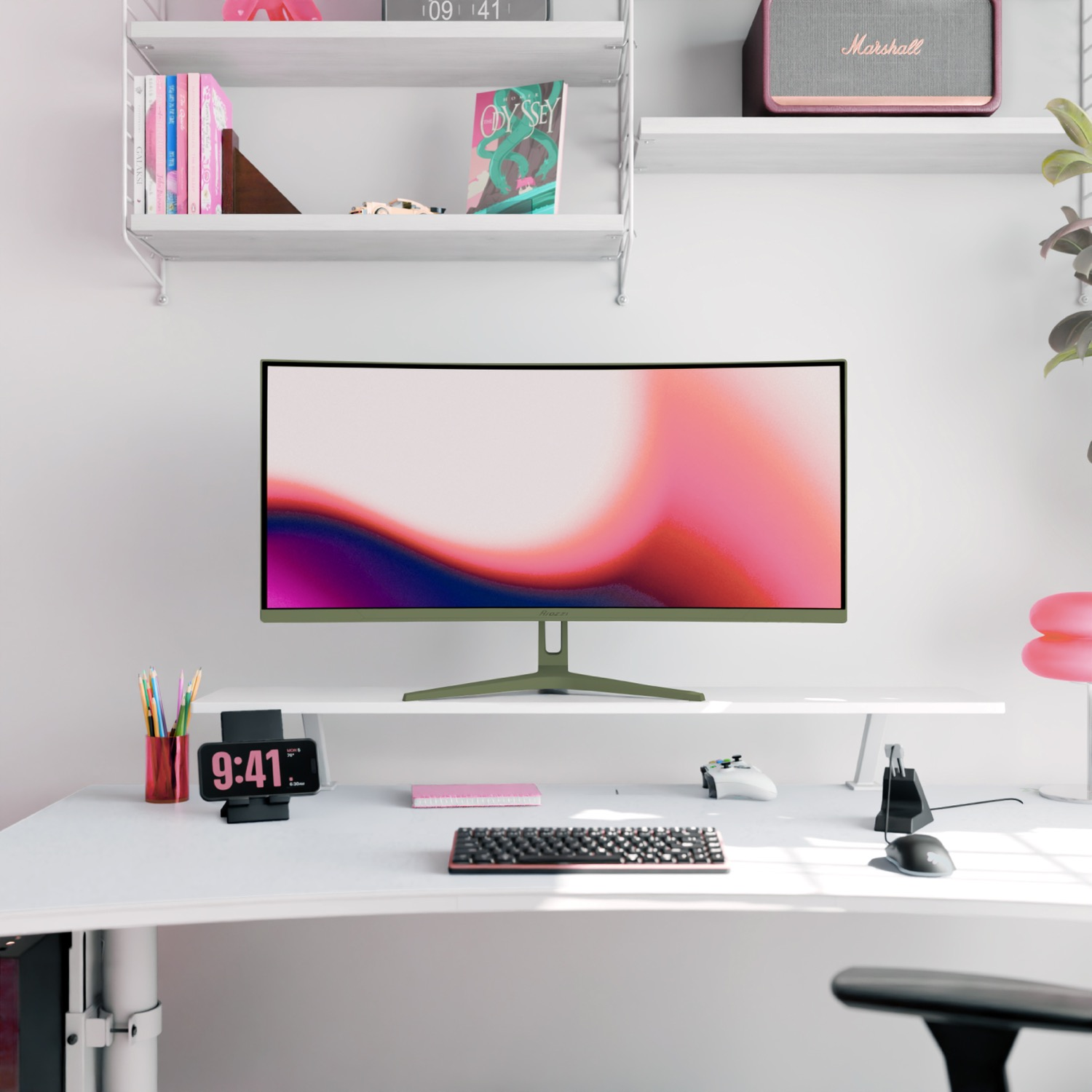 Ein heller Schreibtisch mit gebogenem Monitor, Tastatur, Maus, Uhr und Regalen voller Bücher und Deko.