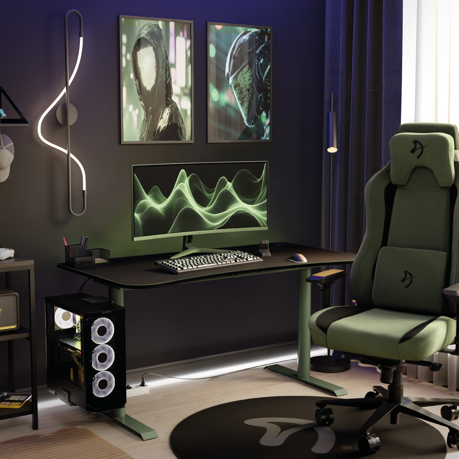 Moderne Gaming-Setup mit einem grünen Stuhl, beleuchtetem PC, Monitor und sci-fi Postern an der grauen Wand.