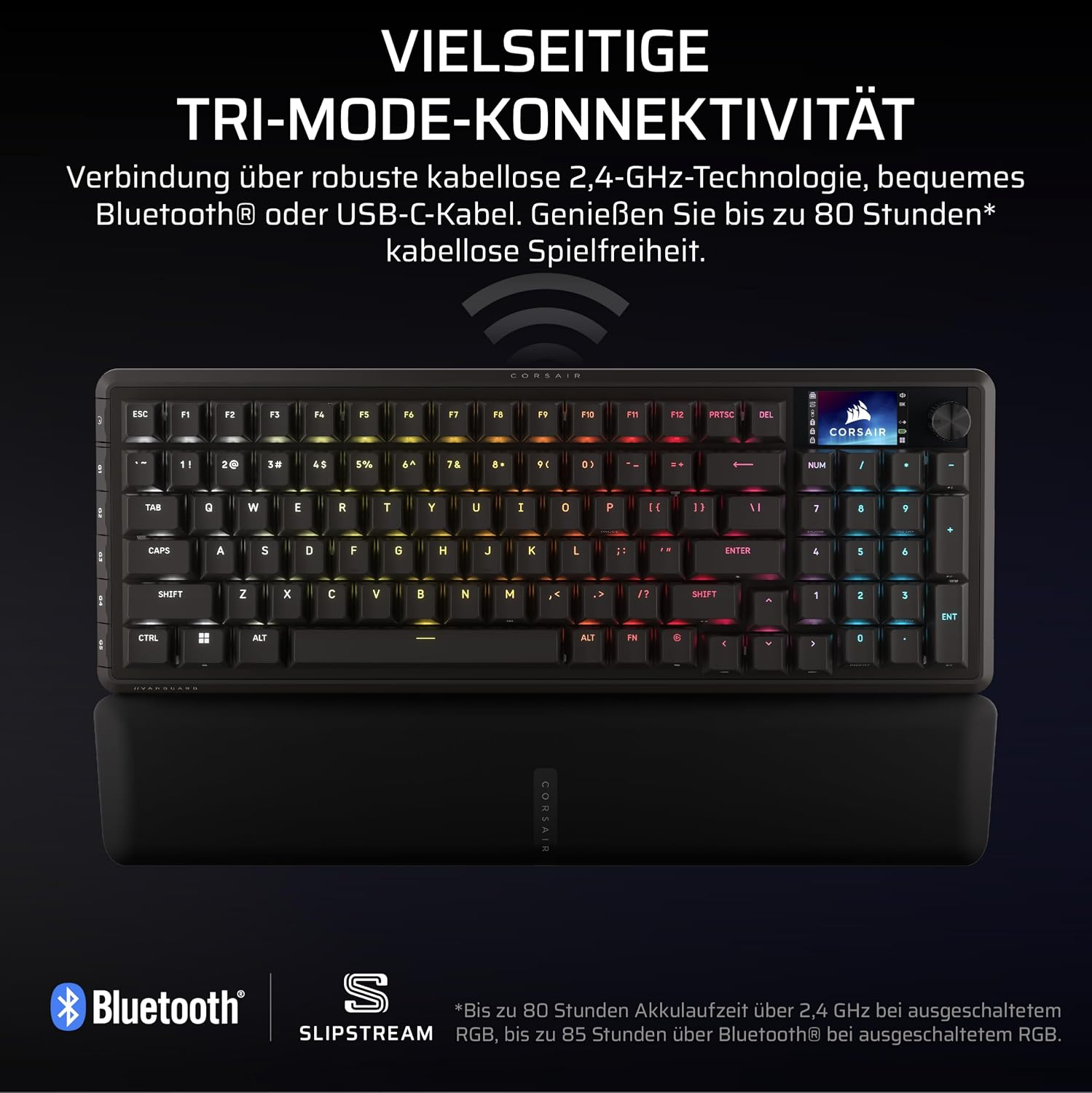 Schwarze Corsair-Tastatur mit RGB-Beleuchtung, Display und Handballenauflage vor dunklem Hintergrund.