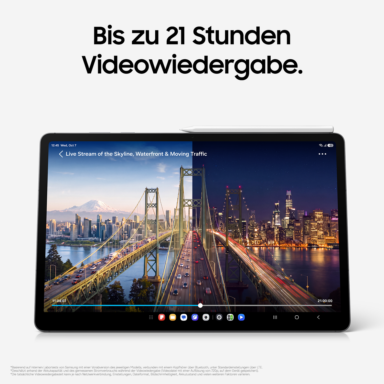 Ein Tablet zeigt einen geteilten Bildschirm mit einer Skyline bei Tag und Nacht unter dem Text Bis zu 21 Stunden Videowiedergabe.