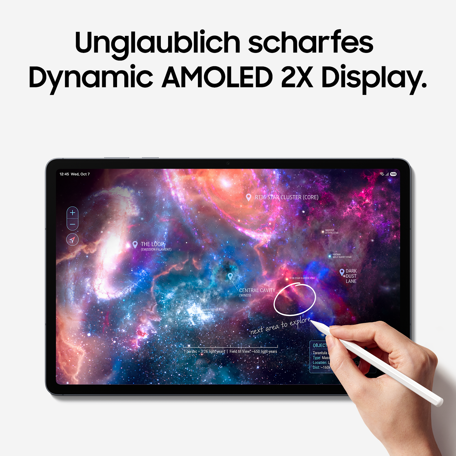 Ein Tablet zeigt eine bunte Galaxie, während ein Stift den Bildschirm berührt. Oben steht Text auf Deutsch.