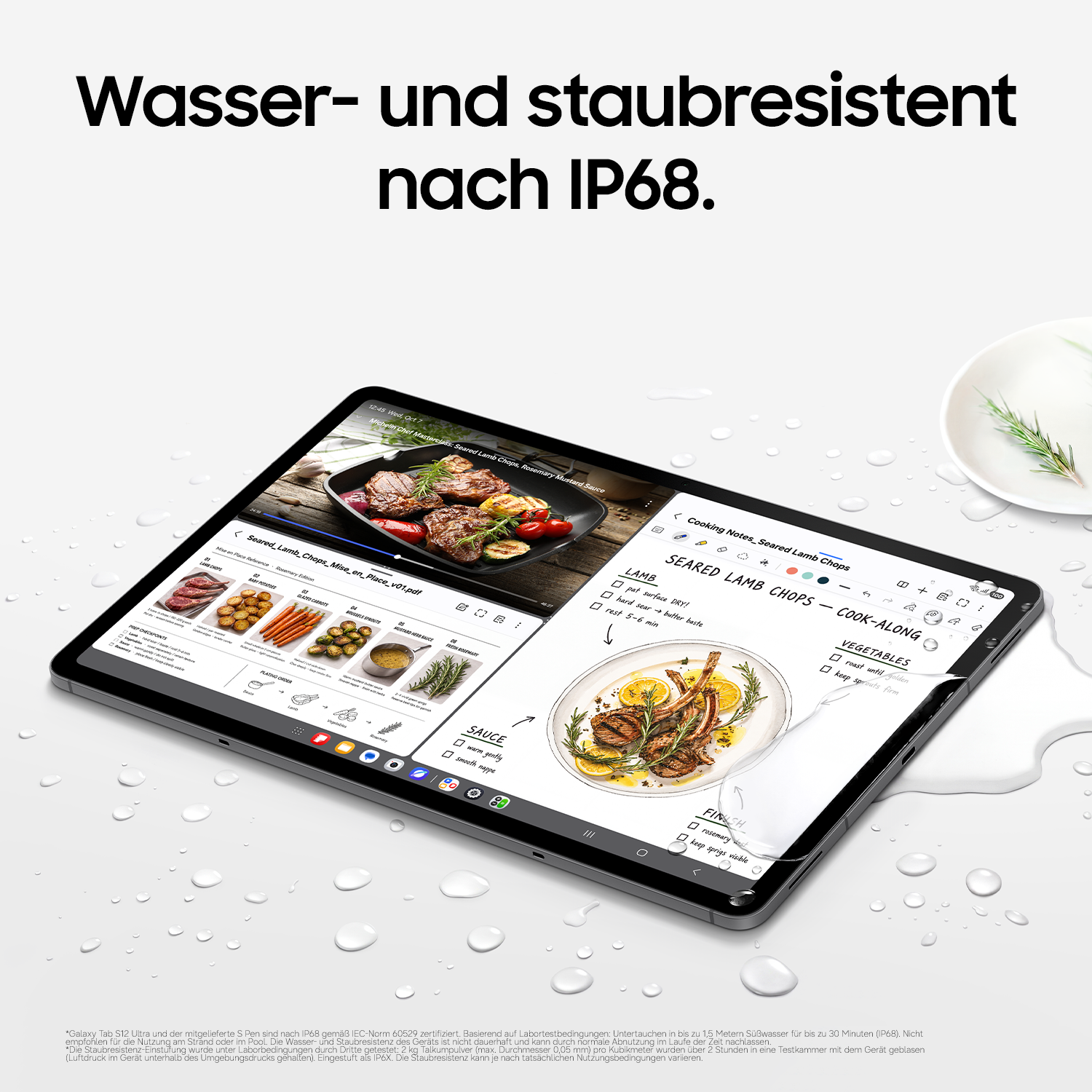 Wasserdichtes Tablet zeigt Kochvideo und Notizen, umgeben von Wassertropfen auf weißem Hintergrund.
