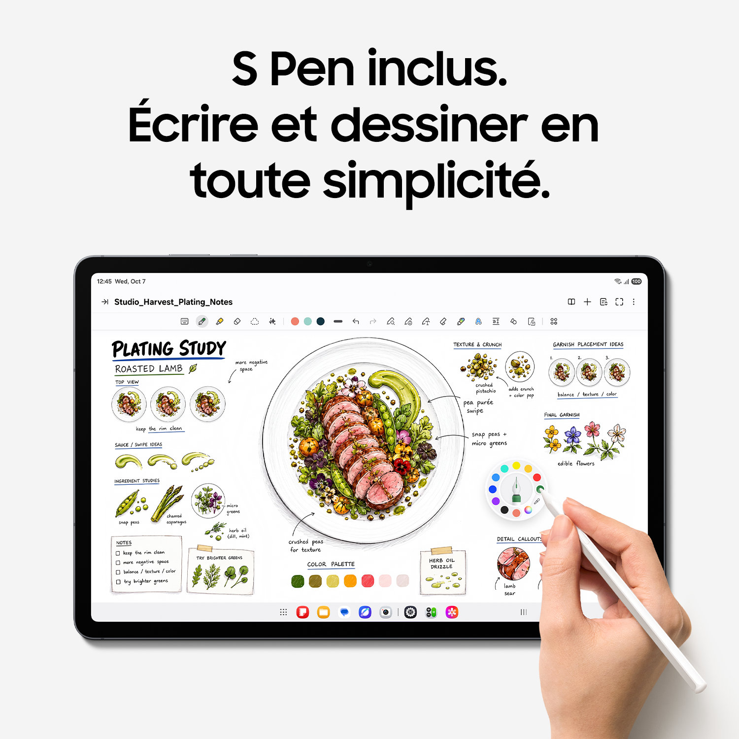 Une tablette affiche des croquis culinaires et des notes pendant qu'une main utilise un stylet pour dessiner.