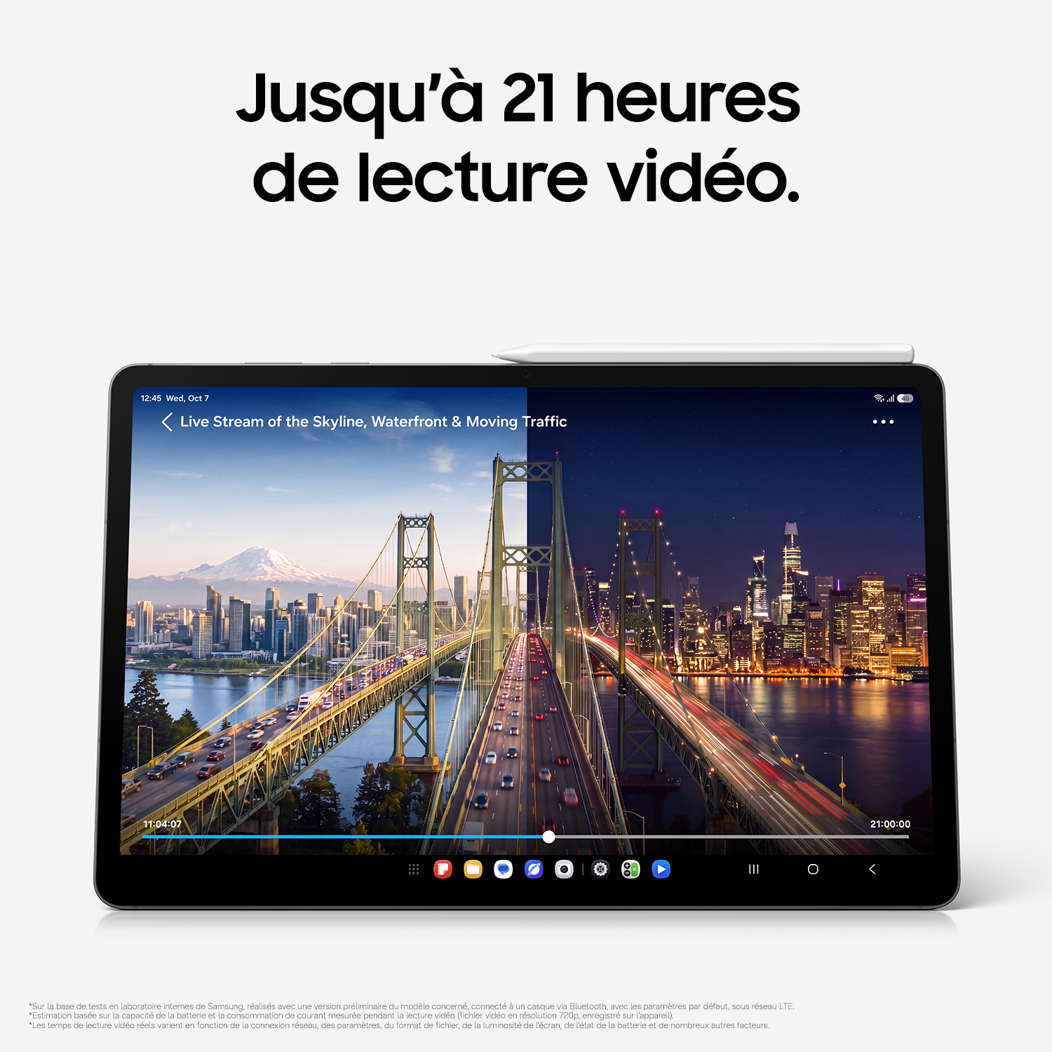 Une tablette affiche une vidéo d'un pont et d'une ville de jour comme de nuit, avec du texte.