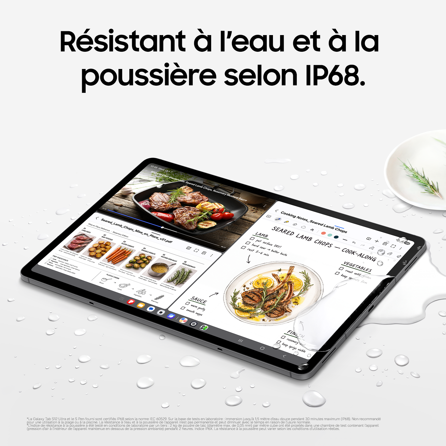 Une tablette affichant une vidéo de cuisine et des recettes, entourée de gouttes d'eau sur fond blanc.