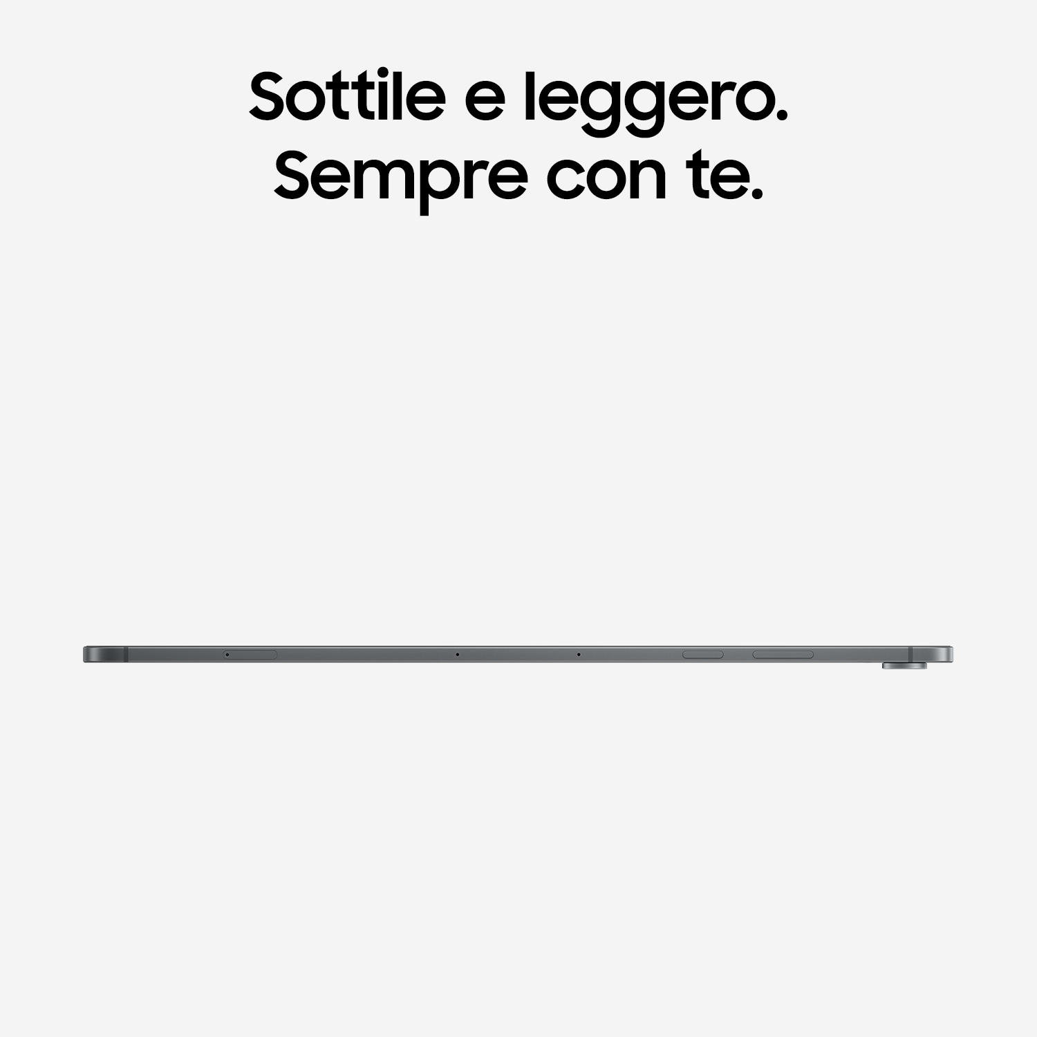 Un tablet sottile e scuro visto di lato con testo in italiano su sfondo chiaro.