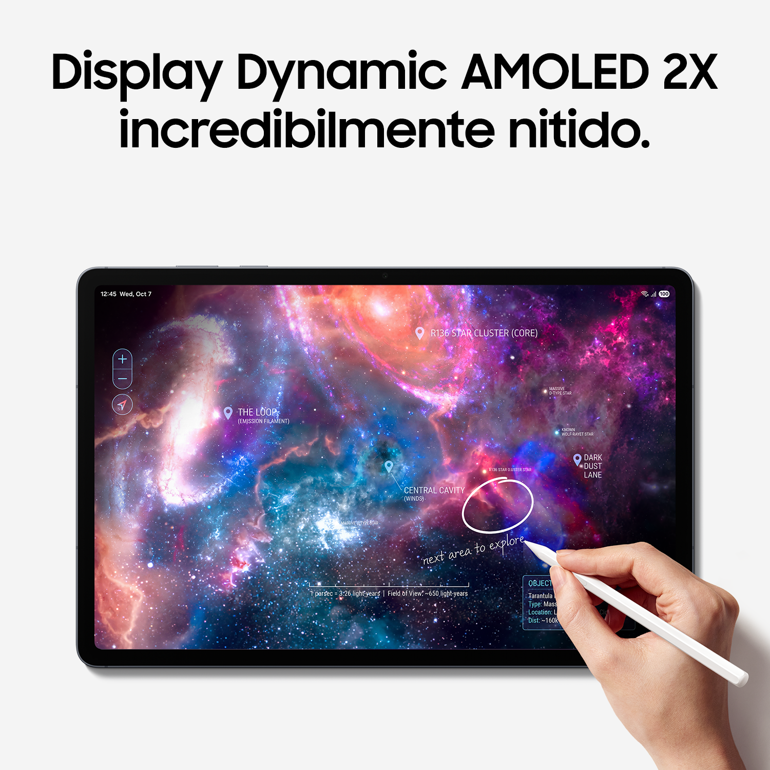Un tablet mostra una nebulosa colorata mentre una mano usa un pennino per cerchiare.