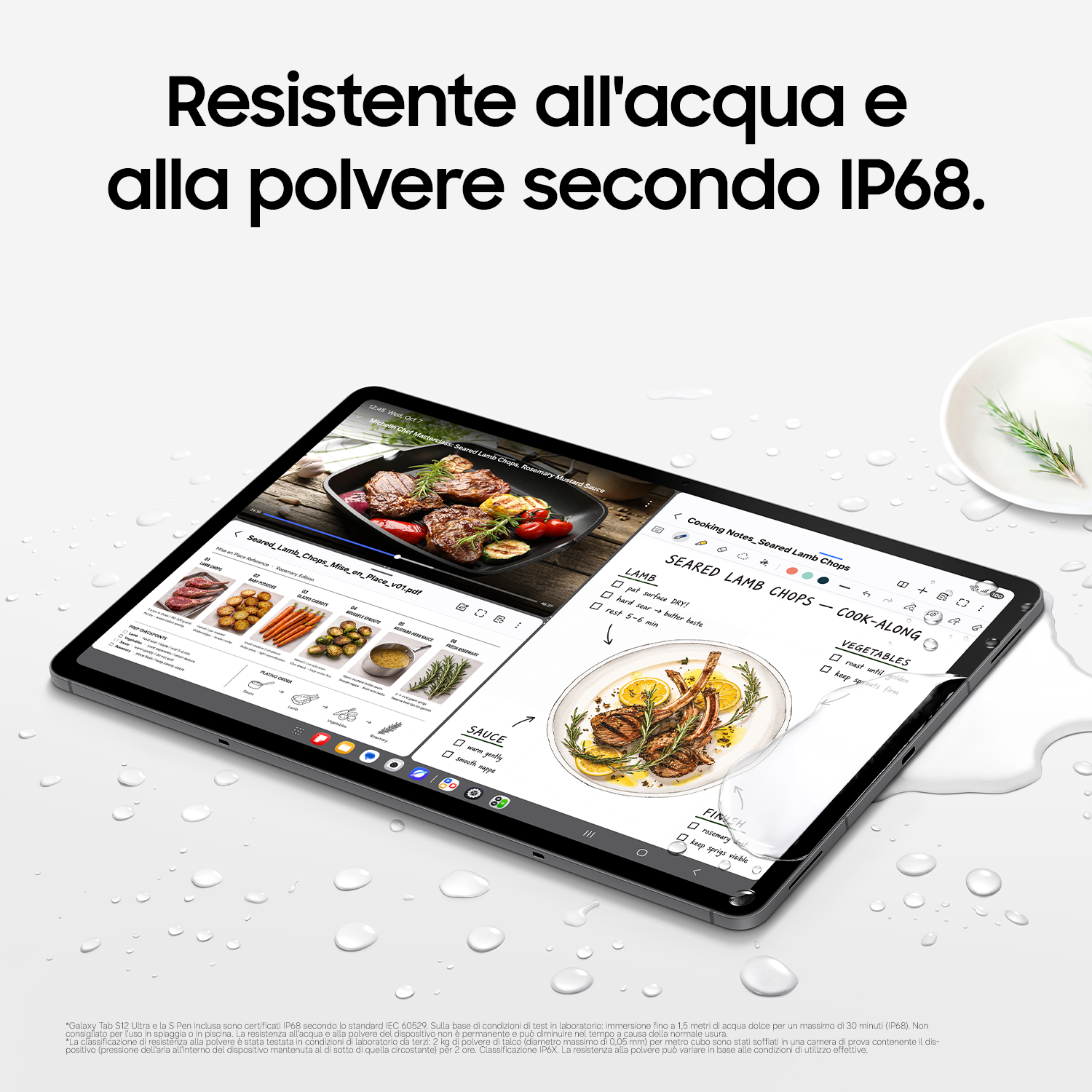 Un tablet con un video di cucina e appunti si trova su una superficie bianca con gocce d'acqua.