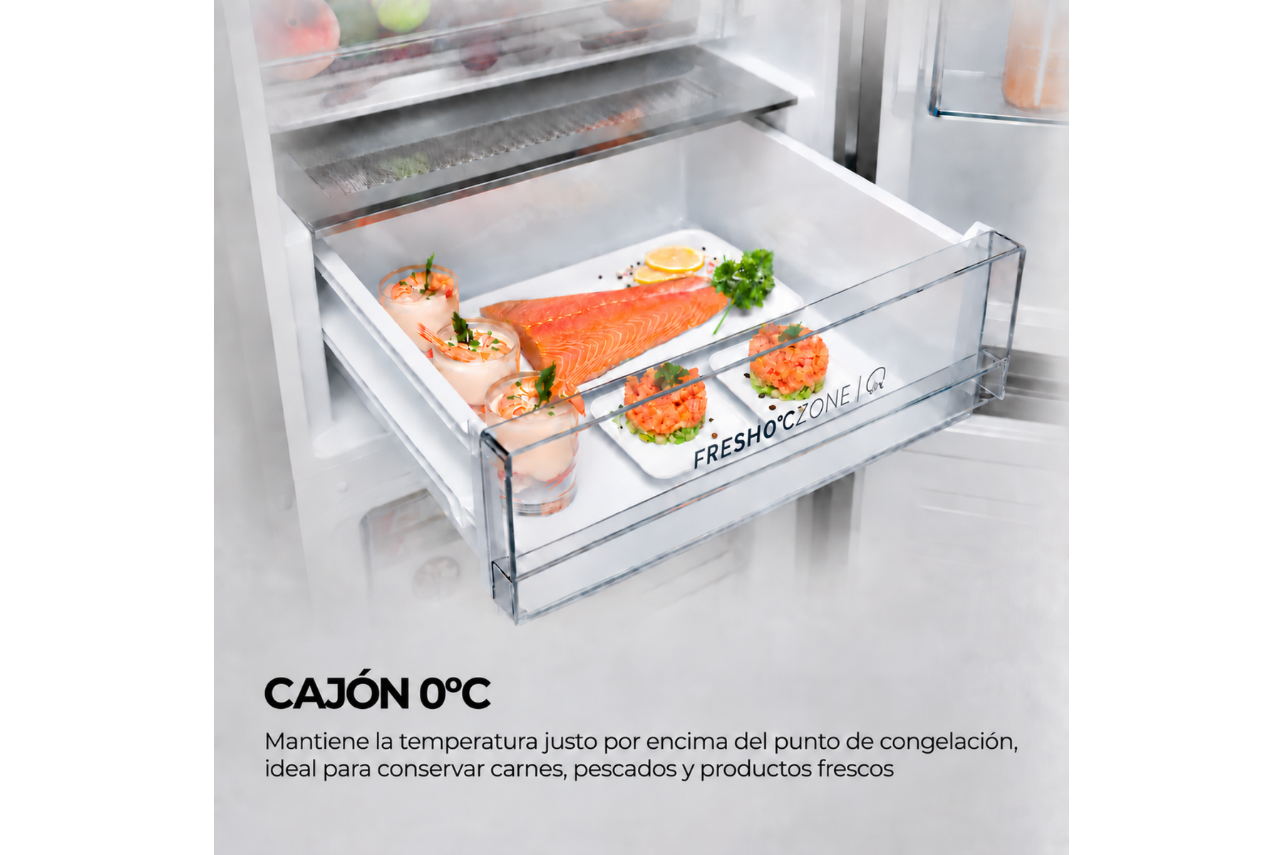 Un cajón de refrigerador abierto con salmón crudo, ensaladas de mariscos y pequeñas porciones adornadas.