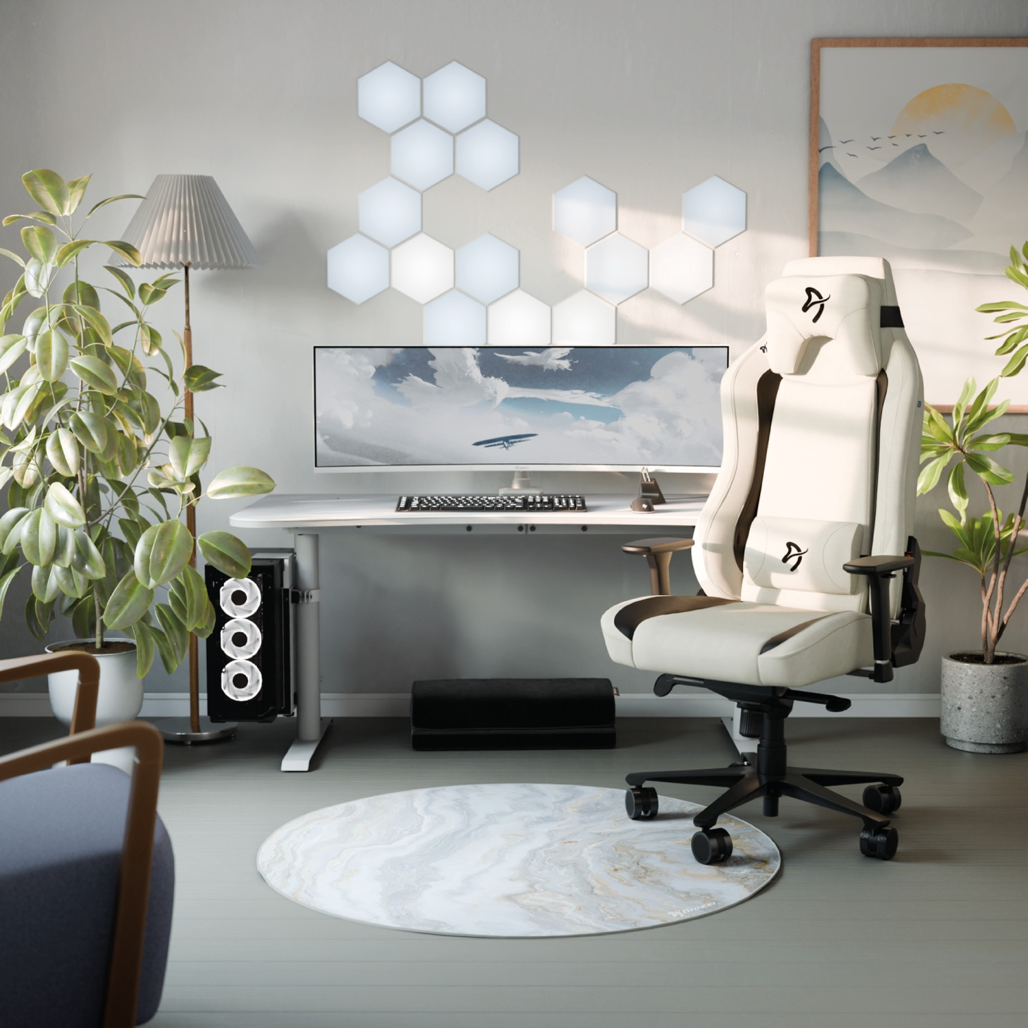 Moderne Gaming-Setup mit weißem Stuhl, ultraweitem Monitor, Pflanzen und hexagonalen Wandleuchten.