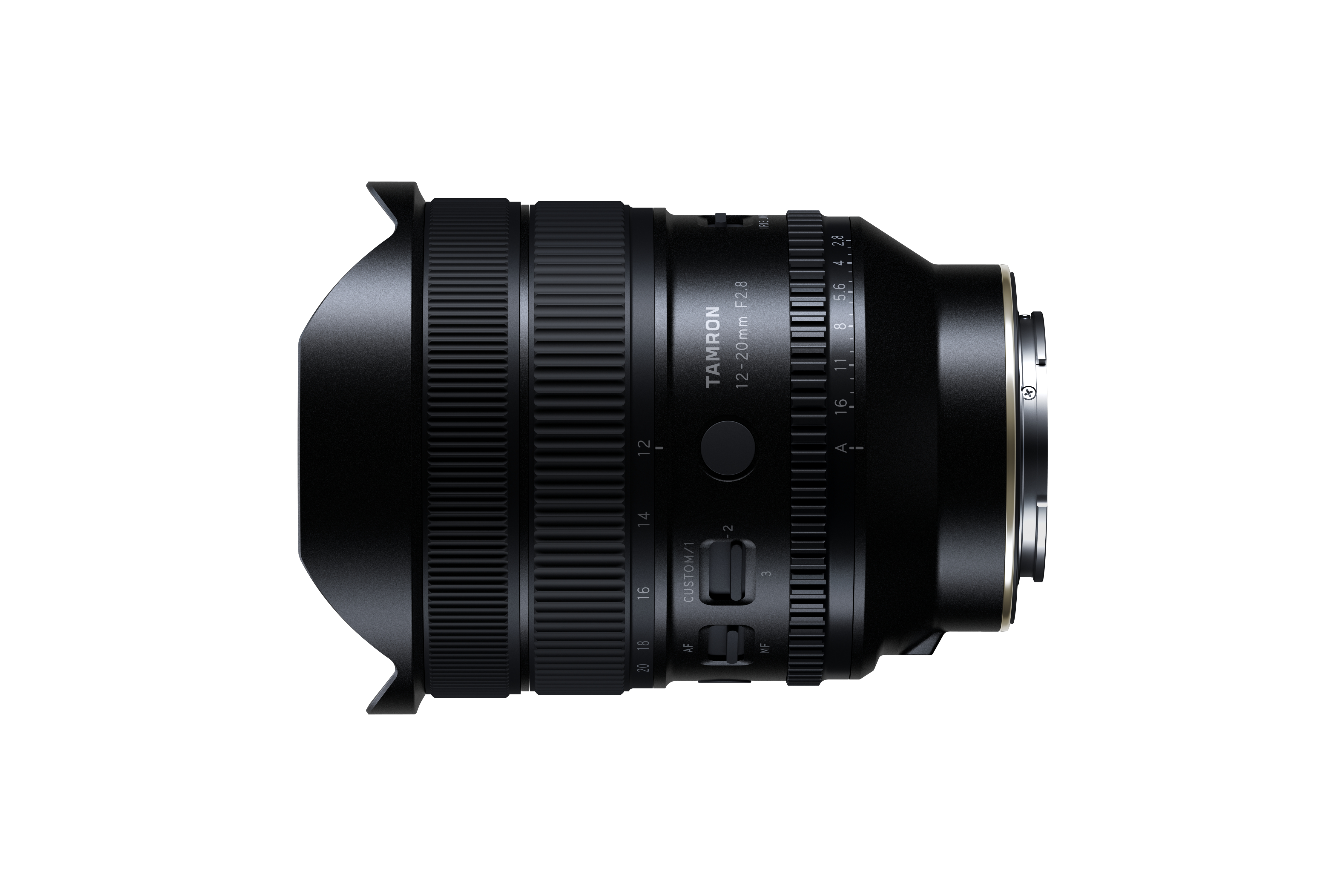 Ein schwarzes Tamron 12-20mm F2.8 Objektiv vor weißem Hintergrund.