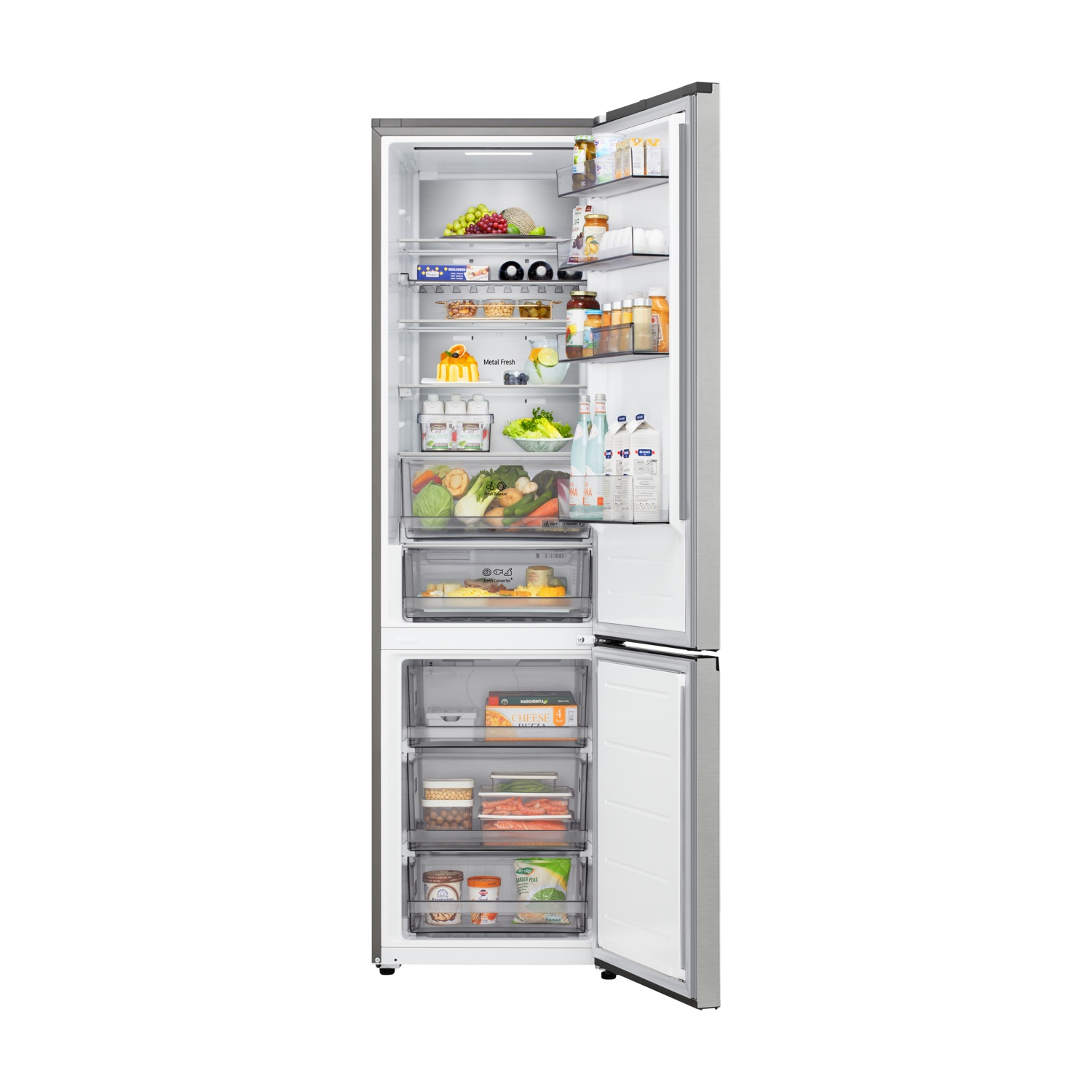 Frigorifero argentato con porta aperta, pieno di cibo fresco, bevande e verdure nei ripiani e nei cassetti.
