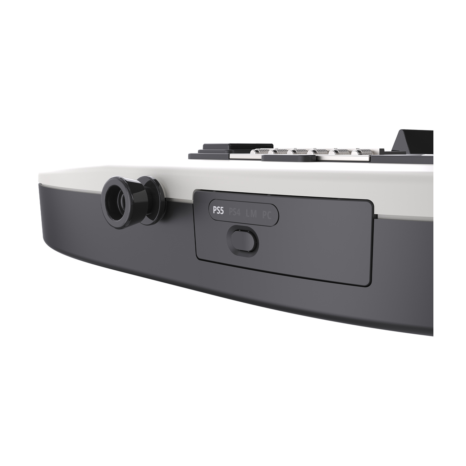 Primo piano del lato di un controller con un interruttore etichettato PS5, PS4, LM e PC, vicino a un jack audio.