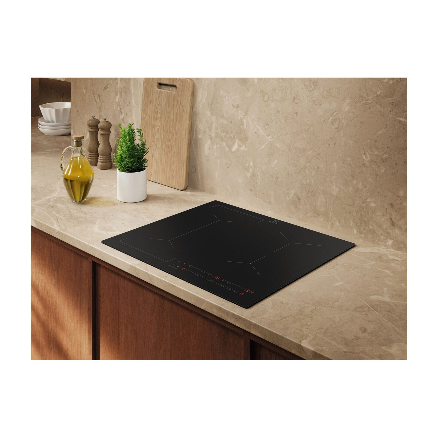 Un piano cottura a induzione nero su un piano di lavoro in marmo in una cucina moderna con mobili in legno.