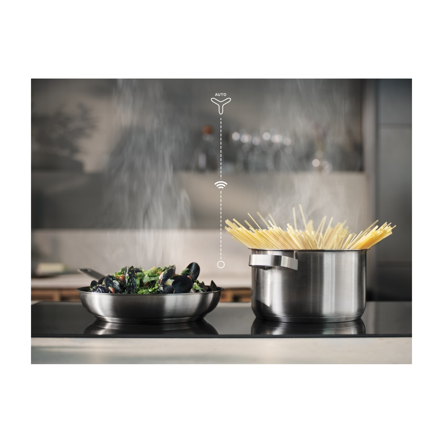 Padella fumante con cozze e pentola con spaghetti su un piano cottura con simbolo wifi.