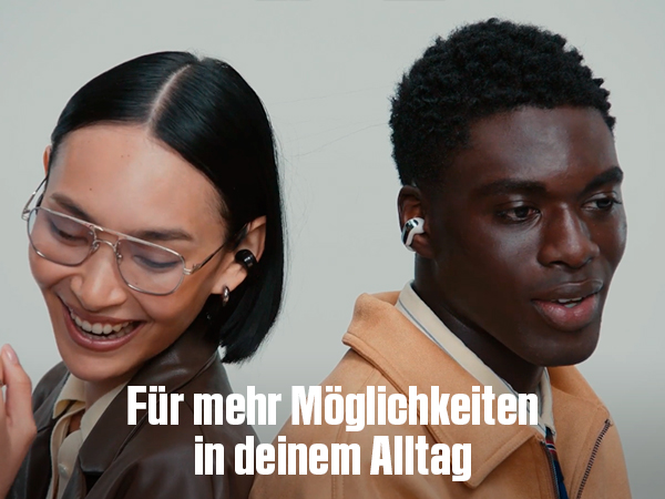 Eine asiatische Frau mit Brille und ein schwarzer Mann lächeln mit Ohrhörern.