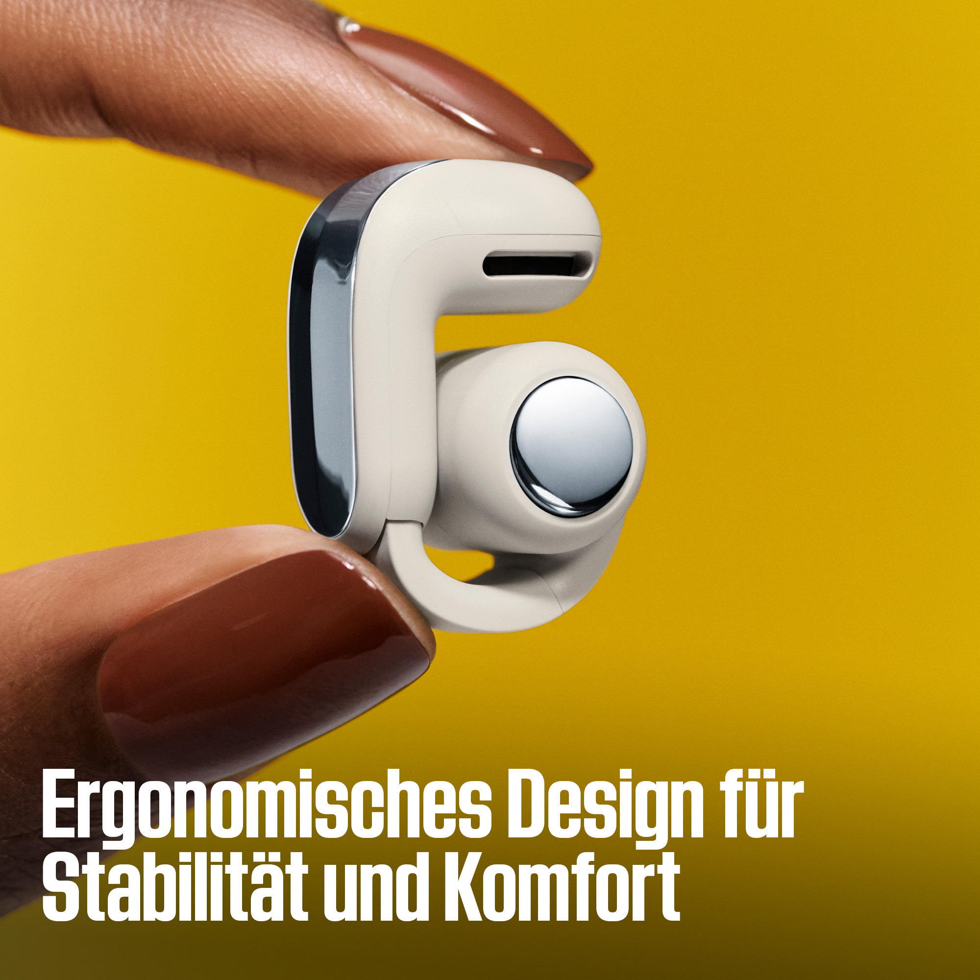 Hand hält einen modernen weißen Ohrhörer vor gelbem Hintergrund mit Text.