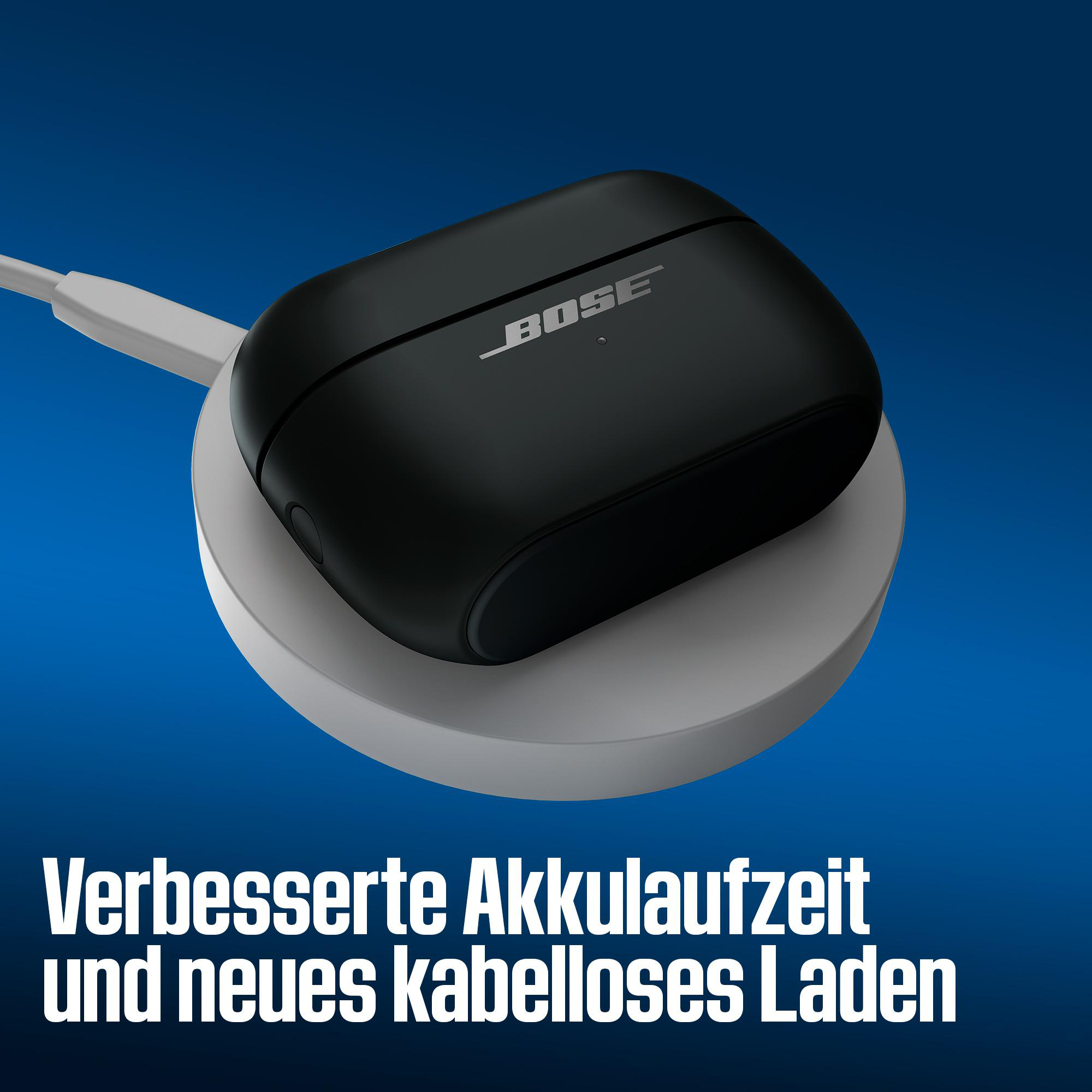 Schwarzes Bose Ladecase auf einer runden, grauen Qi-Ladestation vor blauem Hintergrund.