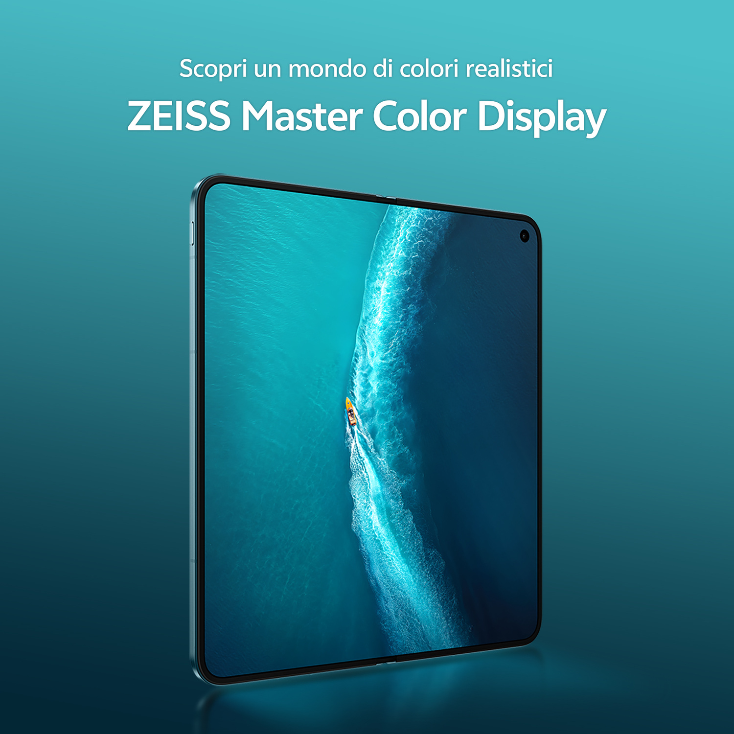 Uno smartphone mostra acqua blu aerea con una piccola barca e la scritta ZEISS Master Color Display.