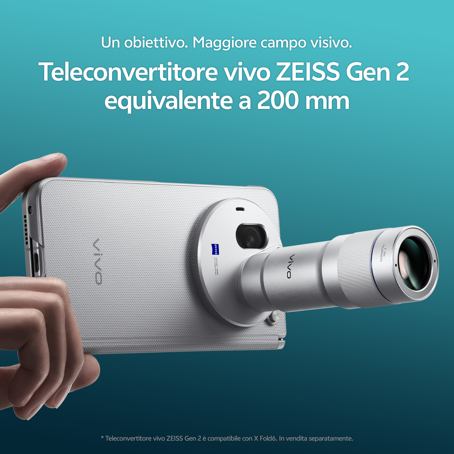Mano che regge uno smartphone vivo argento con obiettivo teleconvertitore Zeiss su sfondo blu.