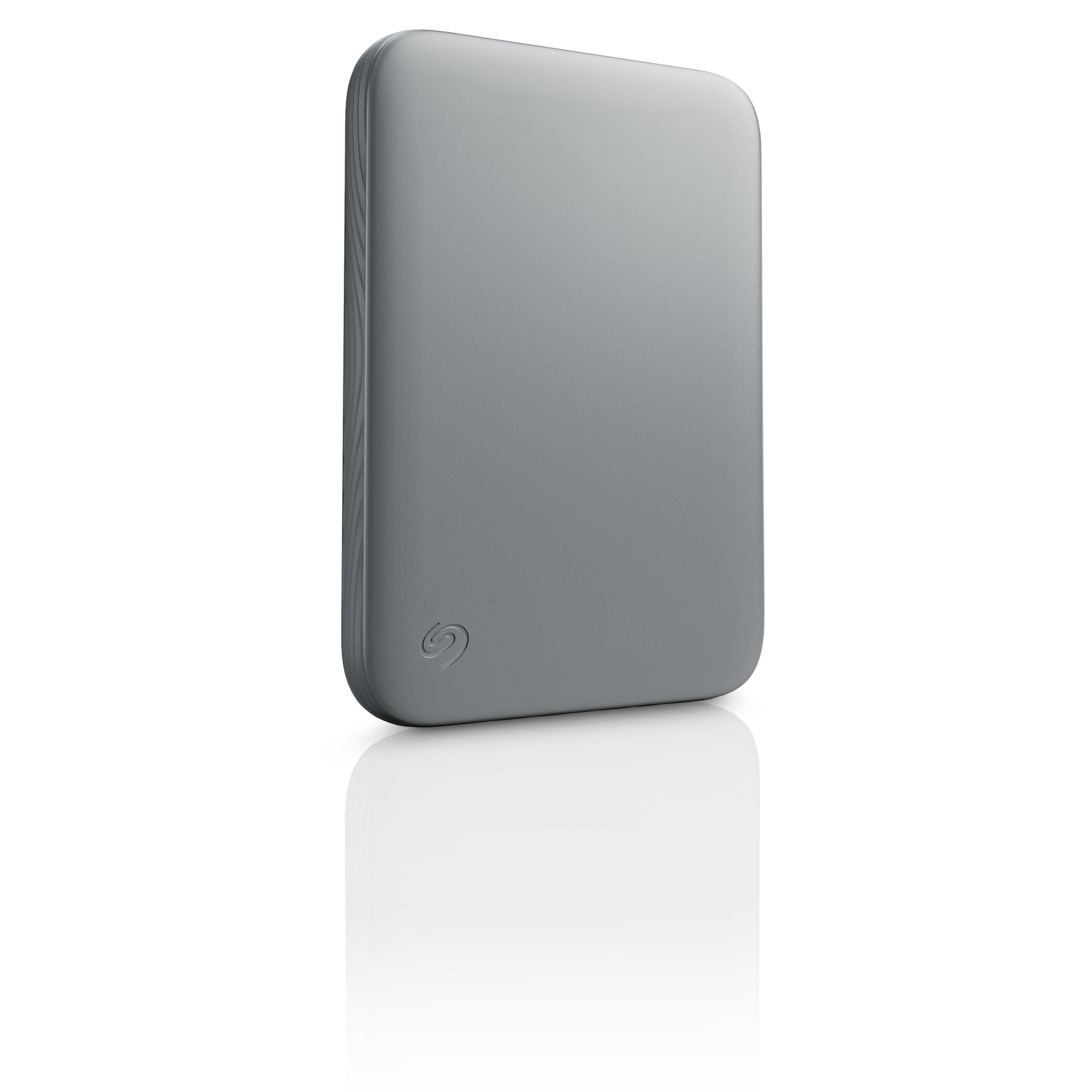 Eine graue externe Festplatte mit Seagate-Logo steht auf weißem Grund und spiegelt sich.