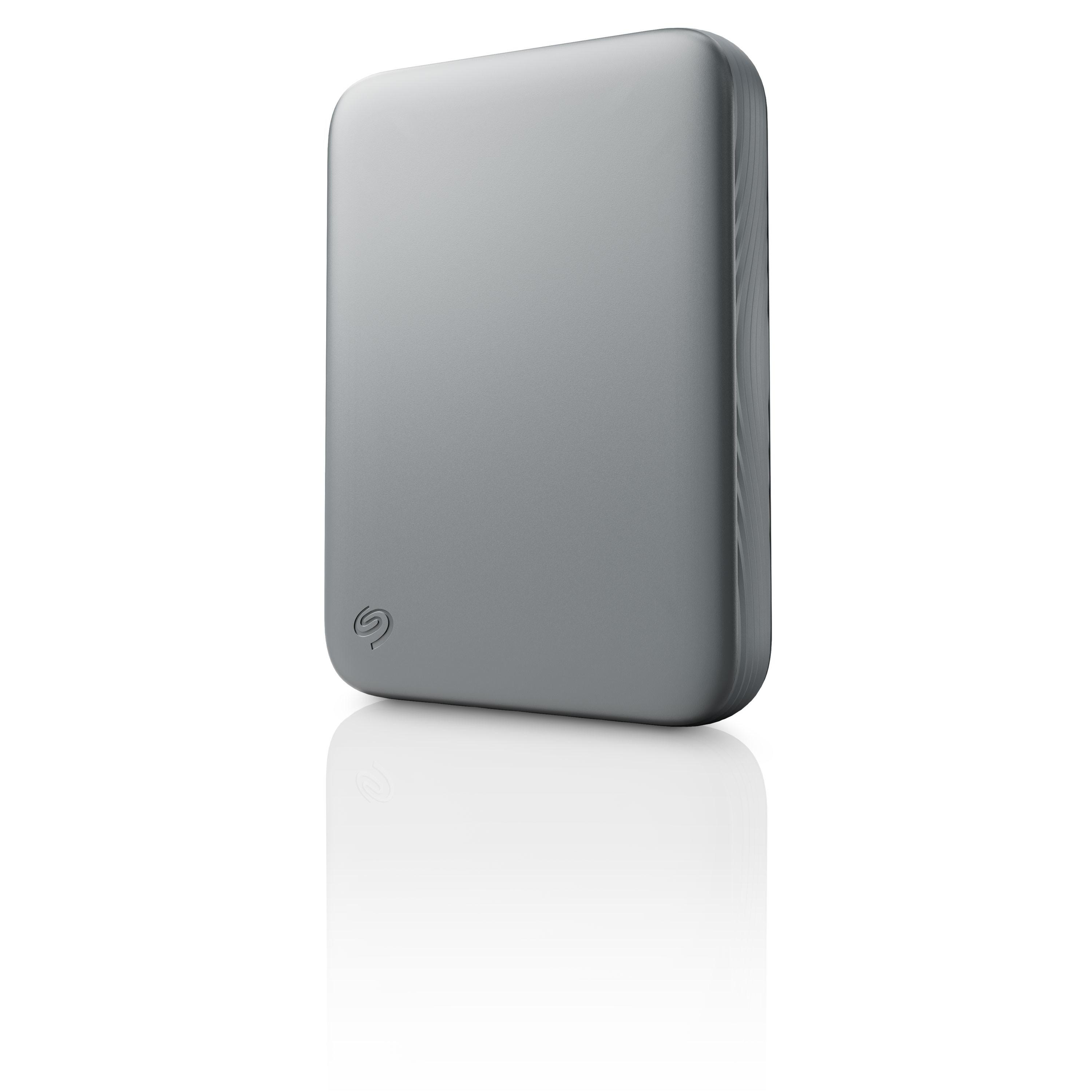 Eine elegante, silberne Seagate-externe Festplatte mit abgerundeten Ecken auf einer reflektierenden weißen Oberfläche.