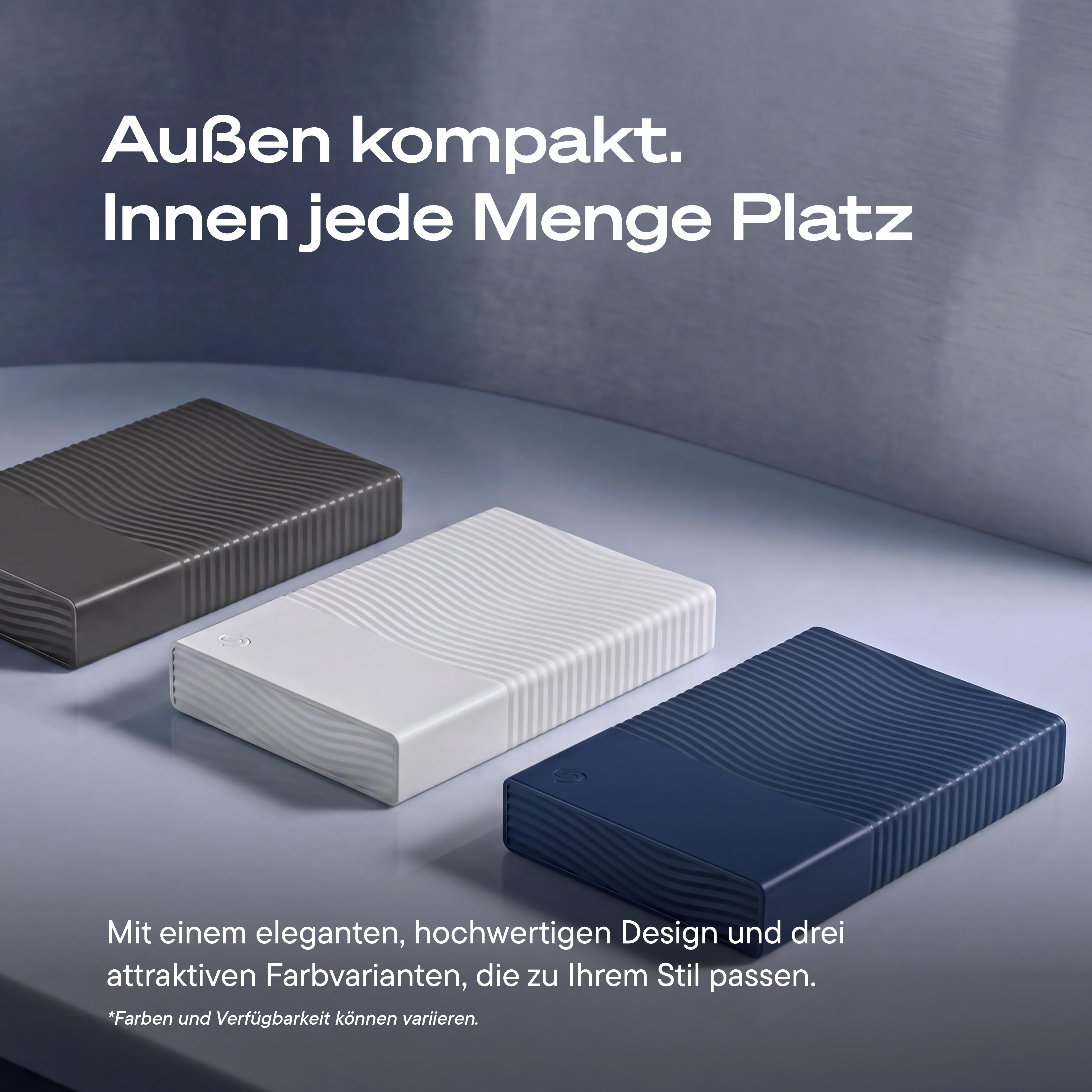 Drei kompakte externe Festplatten in Schwarz, Weiß und Blau auf einer glatten Oberfläche mit Text.